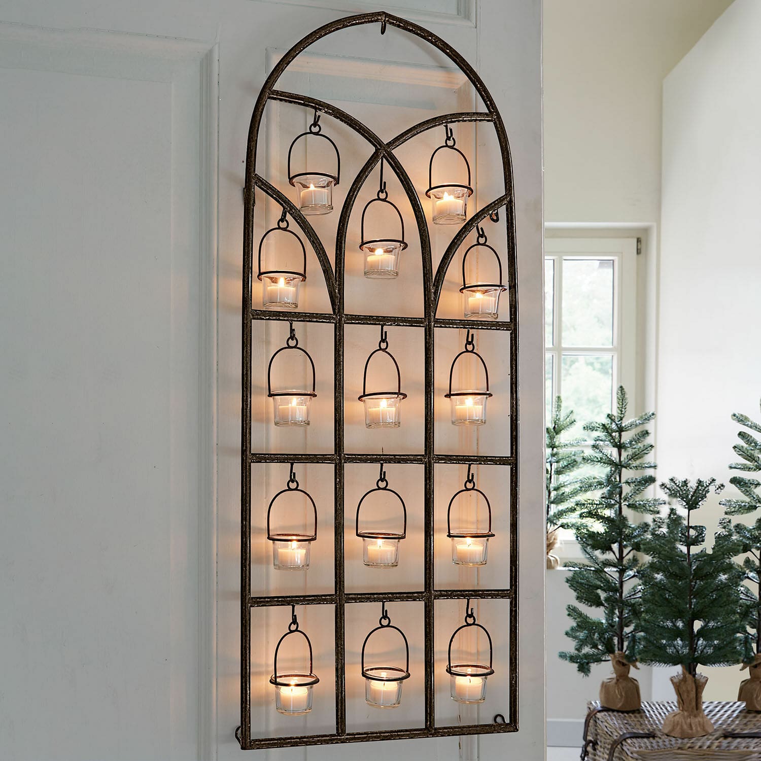 Wandkerzenhalter Wesmalie Metall-Wanddekoration mit 15 Glas-Teelichthaltern und brennenden Kerzen im Vintage-Stil