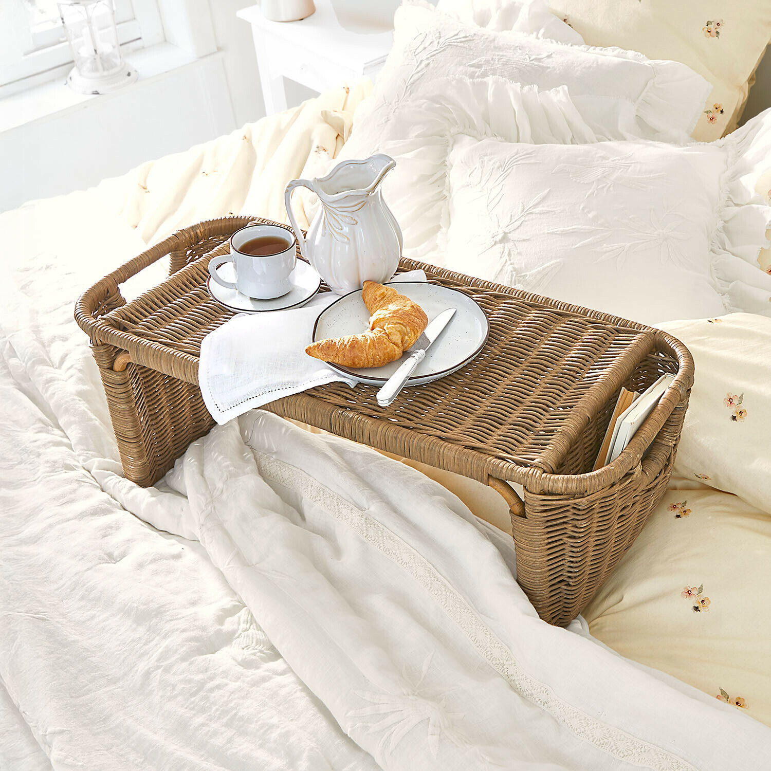 Bett-Tablett Mirewood Braunes Rattan-Frühstückstablett mit weissem Geschirr und Gipfeli auf hellem Bett