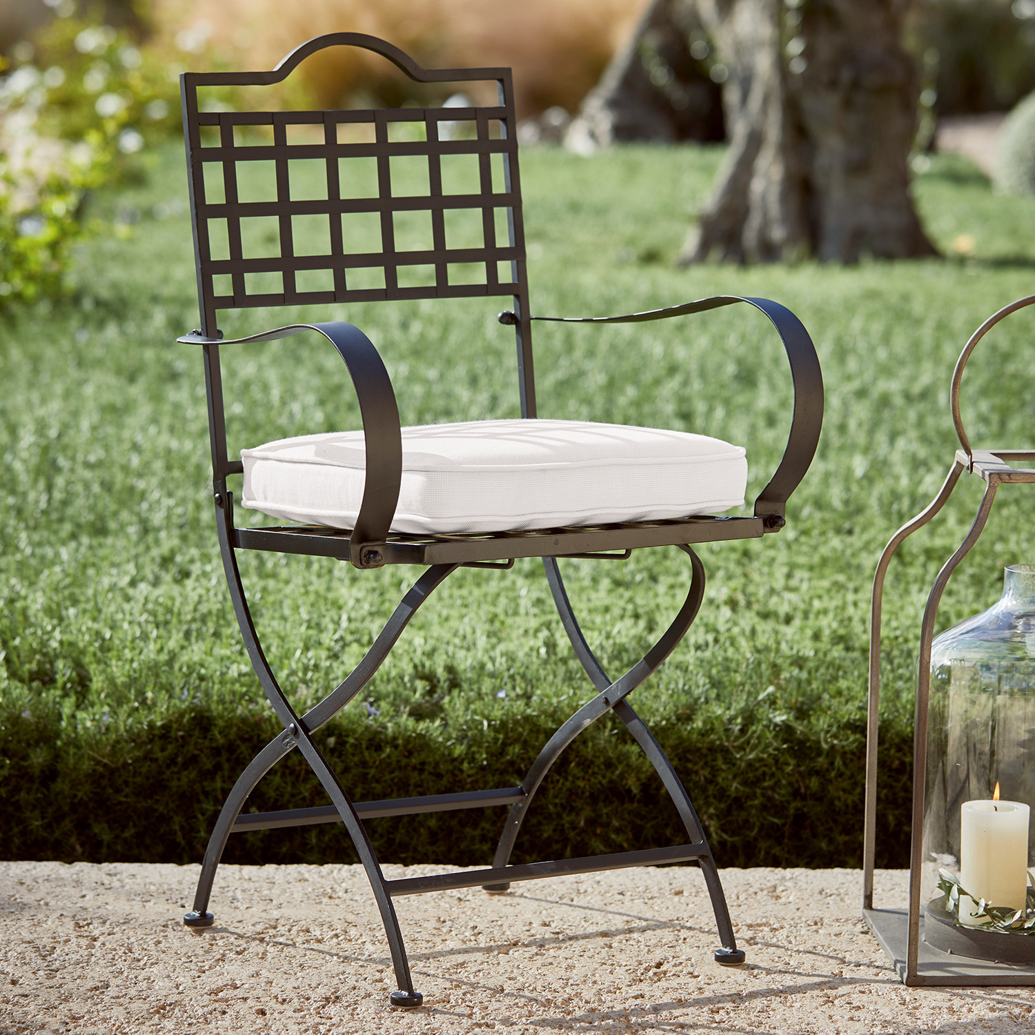 Sitzkissen Pelagia Schwarzer Metall-Gartenstuhl mit weissem Sitzkissen, ideal für komfortables Sitzen im Freien