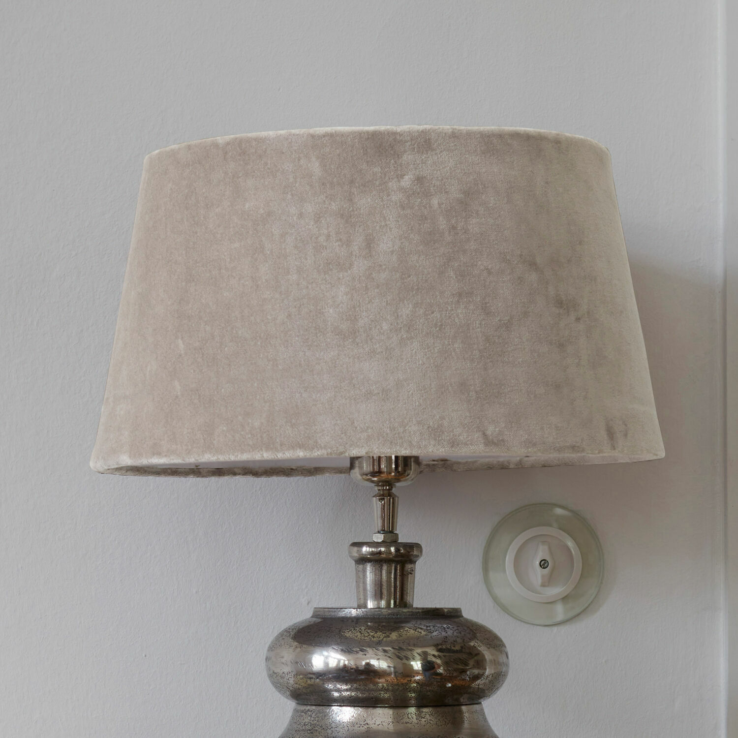 Lampenschirm Anfor Tischlampe mit Metallfuss und beigem Samtschirm für gemütliches Wohnzimmerlicht