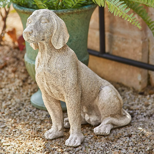 Beige Hundeskulptur aus Stein für den Garten, dekorative Aussenfigur