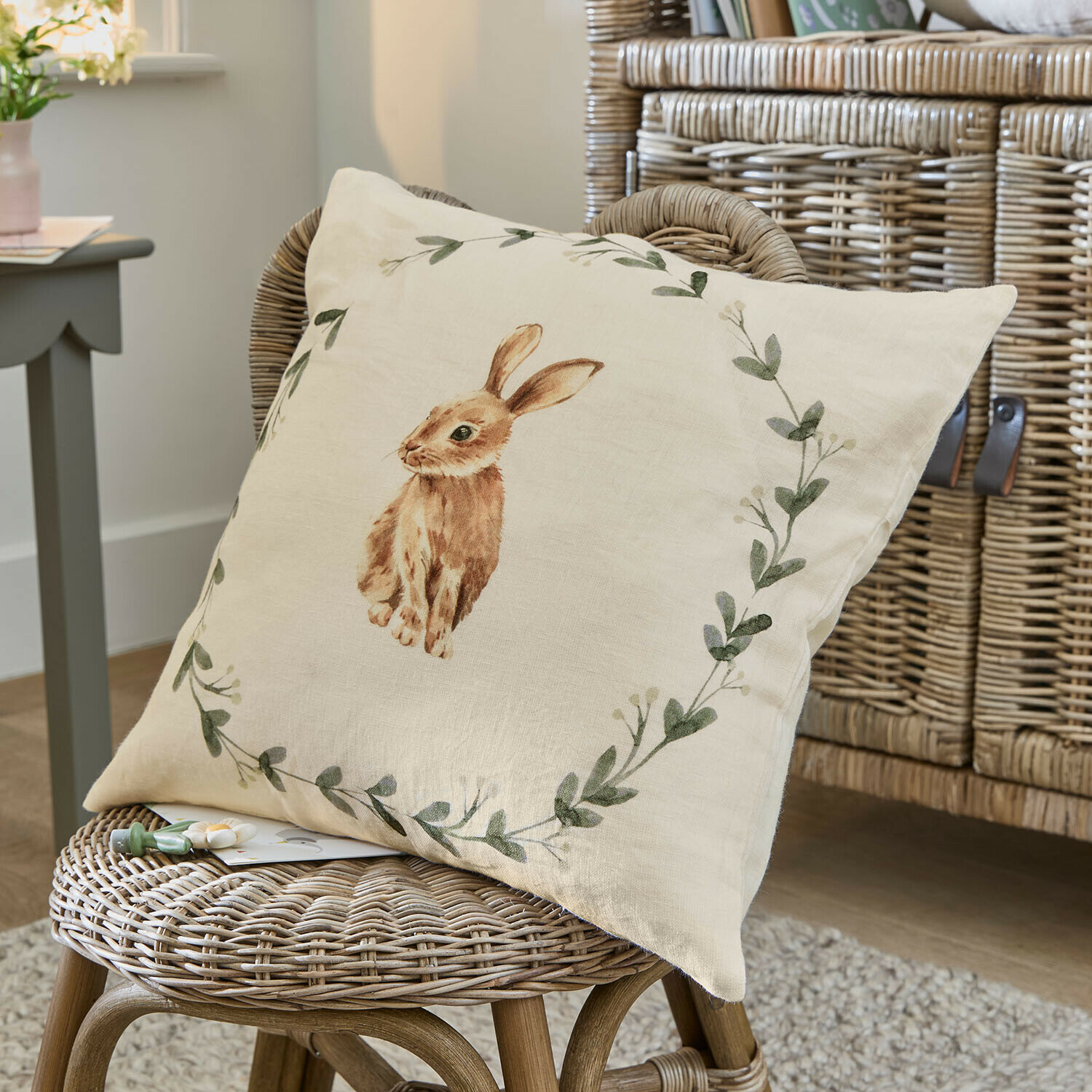 Kissenhülle Fuzzletop Beiges Leinenkissen mit braunem Hasenbild und grünem Blätterkranz, gemütliche Wohnaccessoire