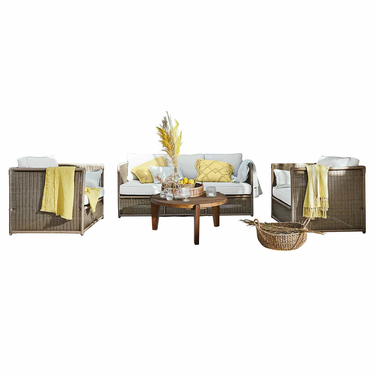 Sitzgruppe Lesmont Rattan-Gartenmöbel-Set mit hellen Kissen und gelben Akzenten, runder Holztisch