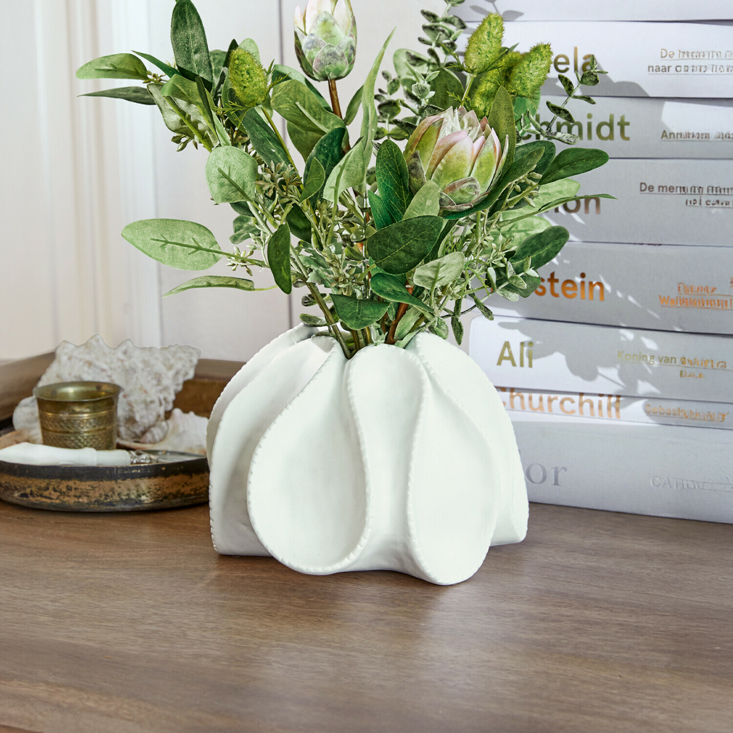 Deko-Vase Dollon Weisse Keramikvase mit grünen Blättern und dekorativen Blüten auf Holztisch