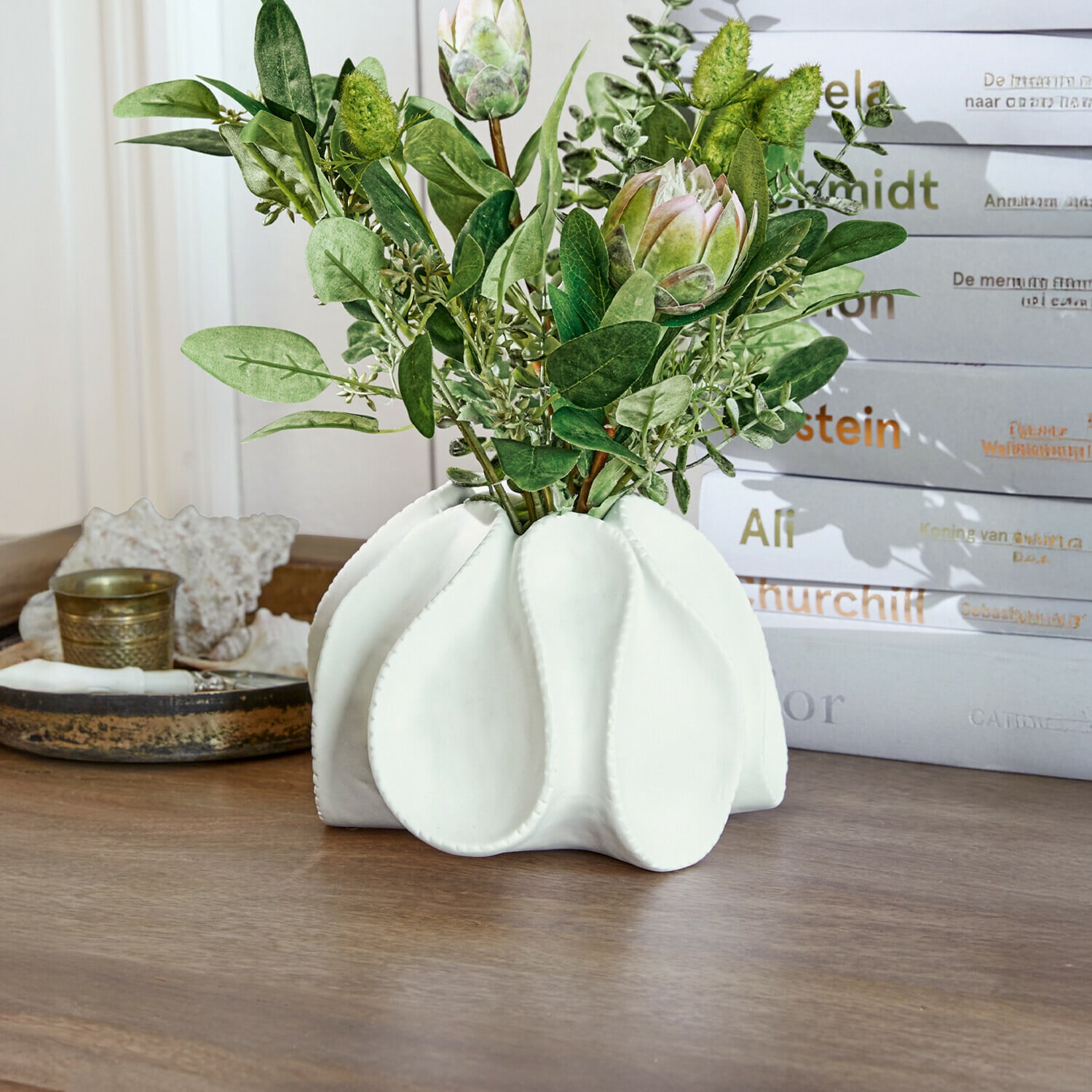 Deko-Vase Dollon Weisse Keramikvase mit grünen Blättern und dekorativen Blüten auf Holztisch
