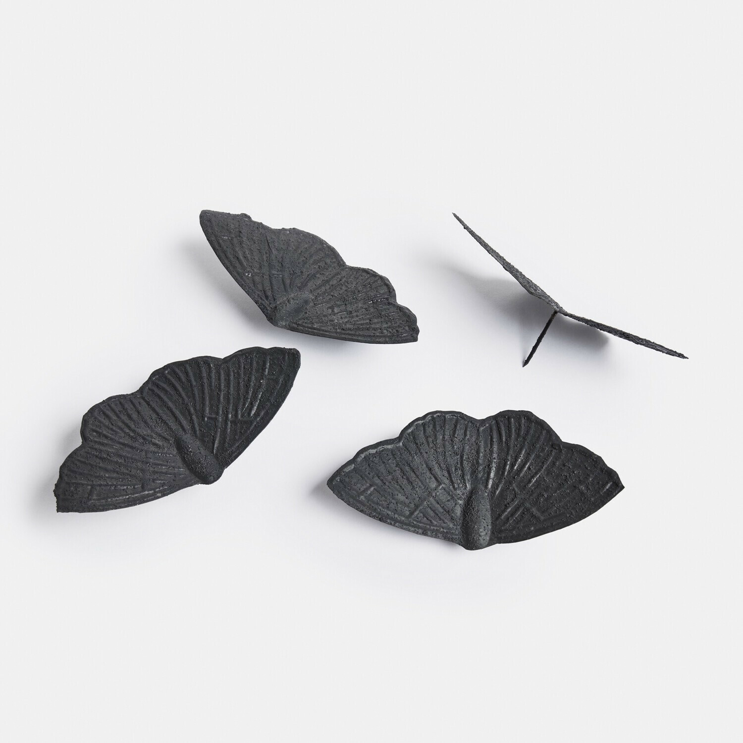 Deko-Pin 4er Set Orlenaith Vier schwarze dekorative Metall-Schmetterlinge mit Struktur, Wanddekoration für Innen und Garten