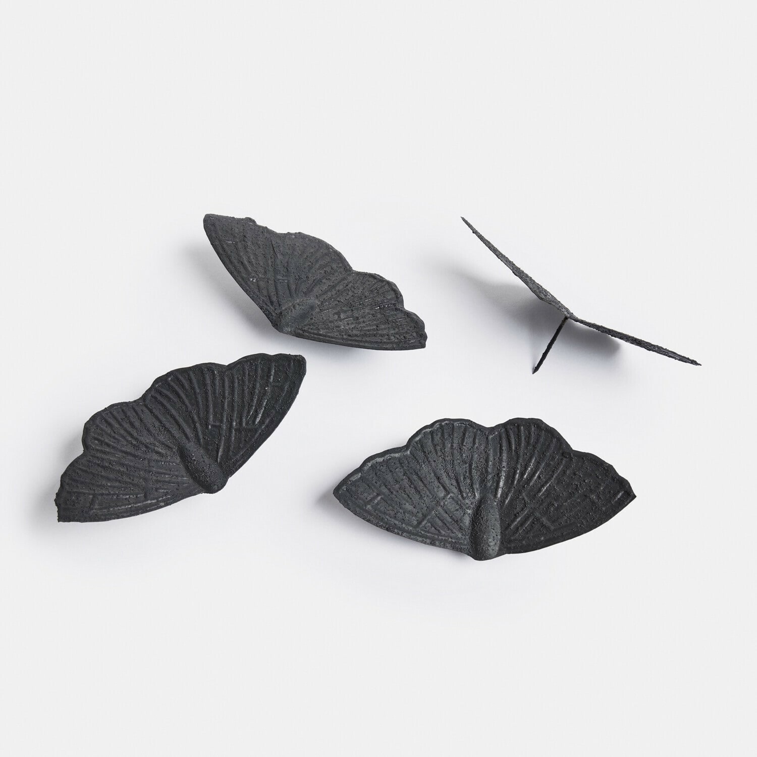 Deko-Pin 4er Set Orlenaith Vier schwarze dekorative Metall-Schmetterlinge mit Struktur, Wanddekoration für Innen und Garten