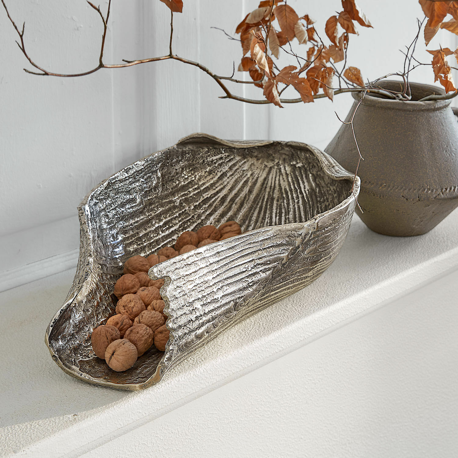 Schale Bellefin Dekorative silberne Metallschale mit Walnüssen, modernes Wohnaccessoire