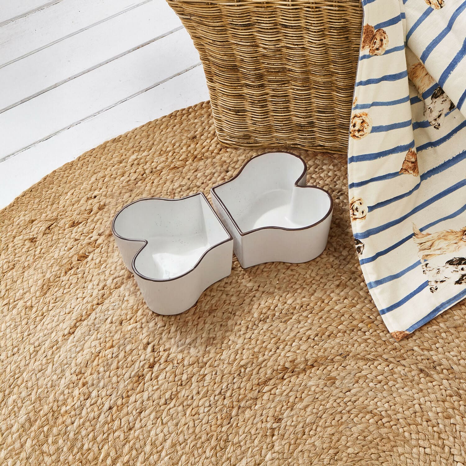 Futternapf 2er Set Barkona Weiße Keramikschalen in Knochenform auf geflochtenem Naturfaserteppich, Wohnaccessoire