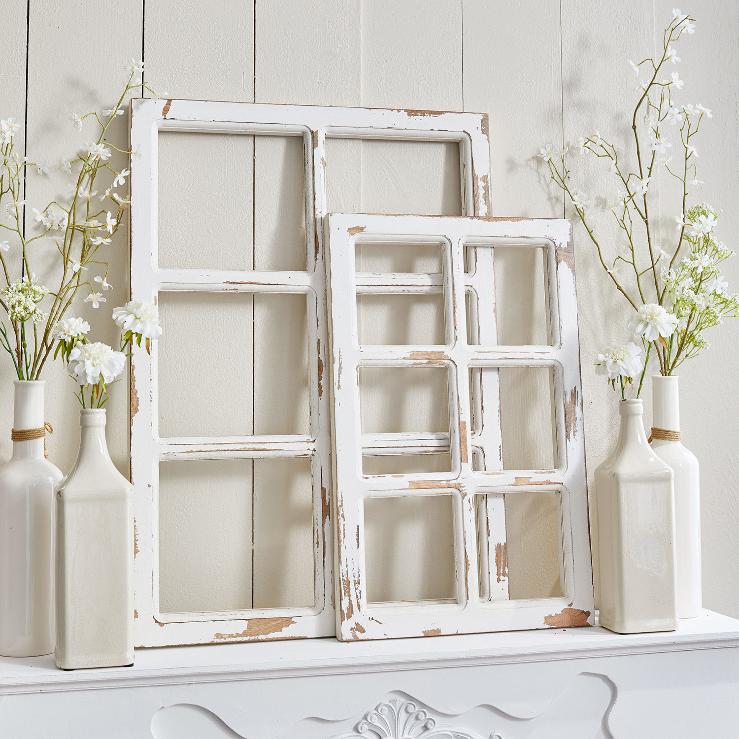 Deko-Fenster 2er Set Mael Coluim Weisse Holzfensterrahmen mit abblätternder Farbe im Vintage-Stil, dekoriert mit weissen Blumen