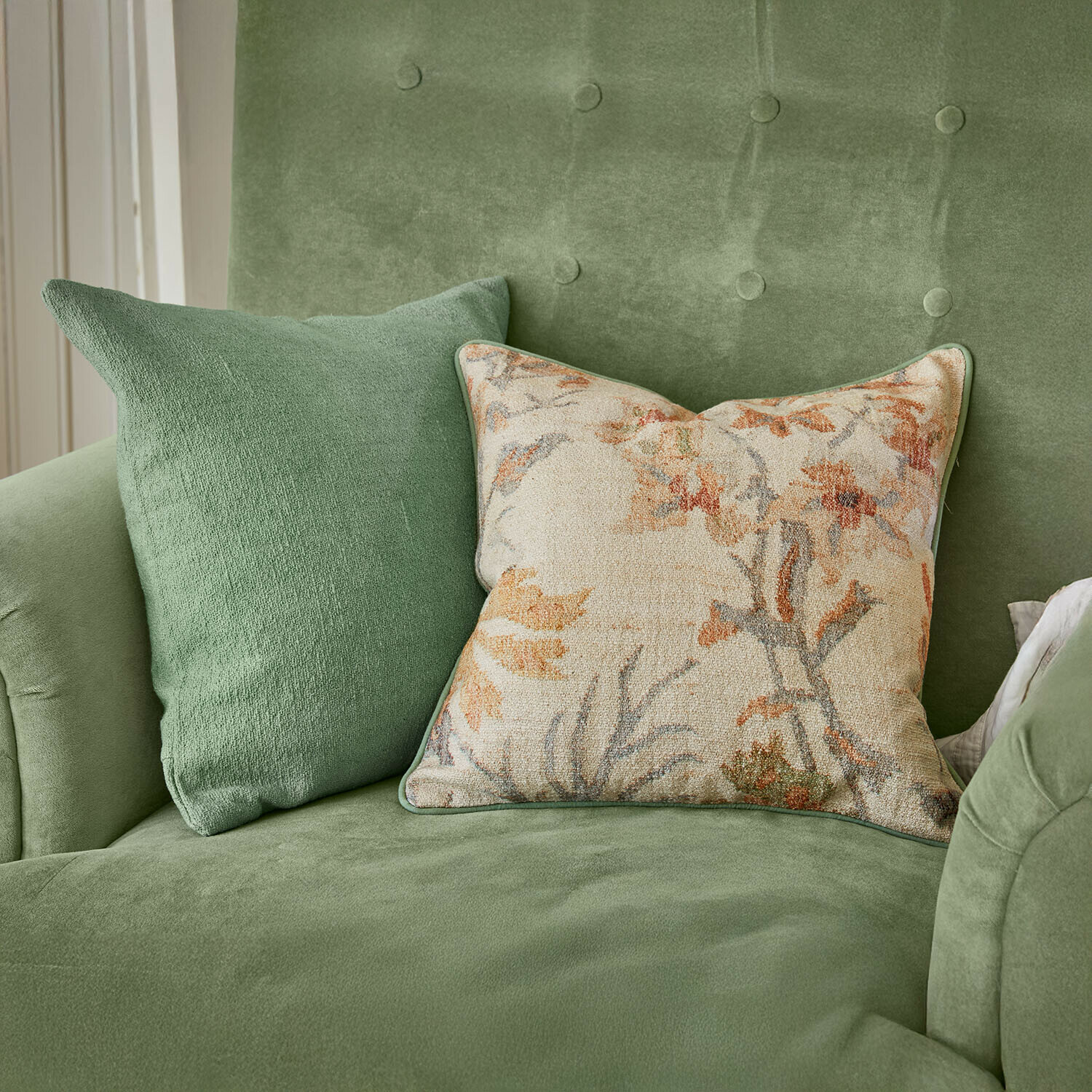 Kissenhülle 2er Set Osorno Grünes Samtsofa mit zwei Kissen, einfarbig und mit Blumenmuster, elegante Wohnraumdekoration