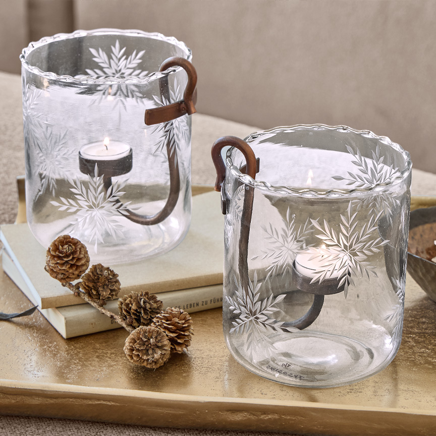 Glas-Teelichthalter mit graviertem Blattmuster und Metallgriff, elegante Tischdekoration