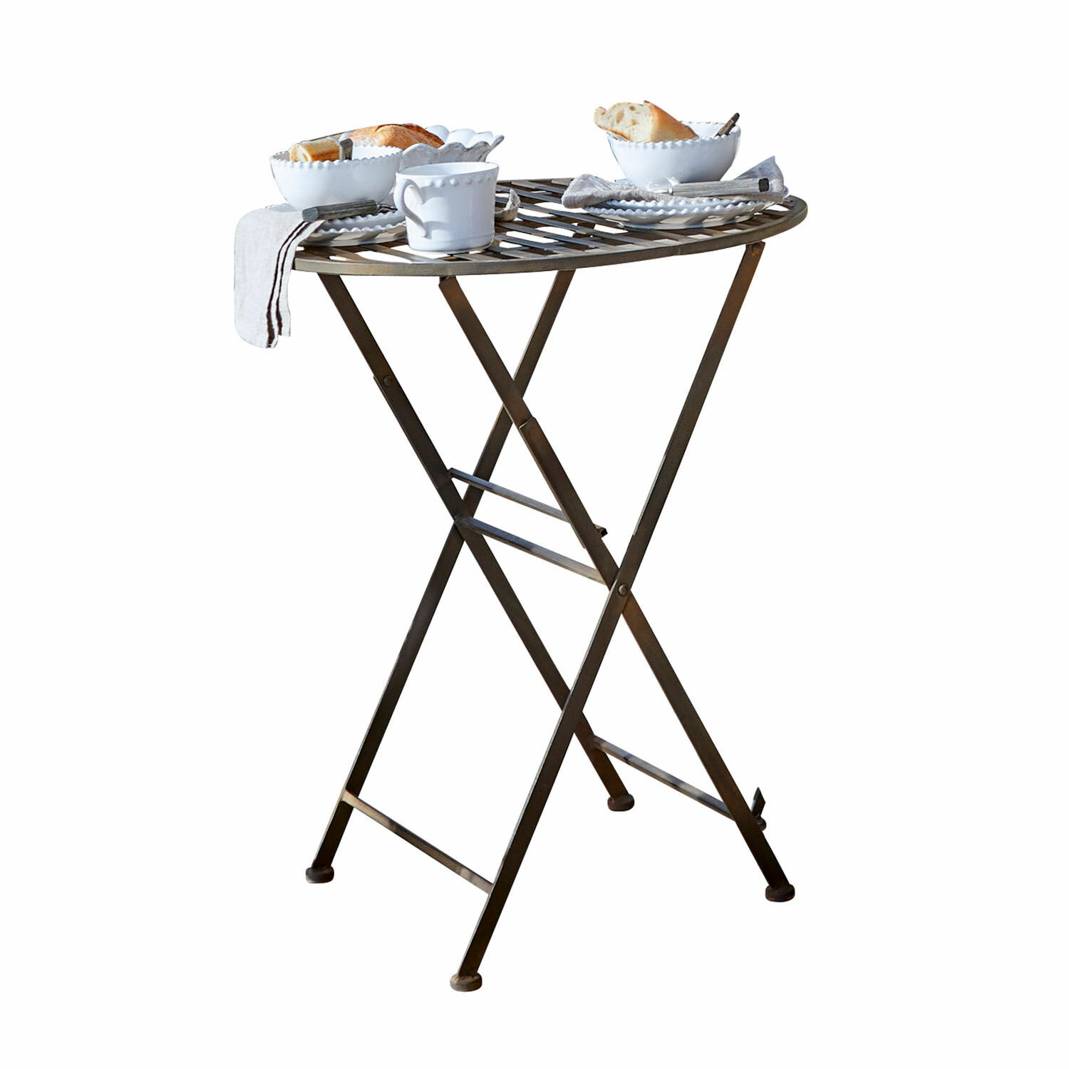 Tisch Brignoles Brauner klappbarer Metall-Gartentisch mit weissem Geschirr und Brot darauf