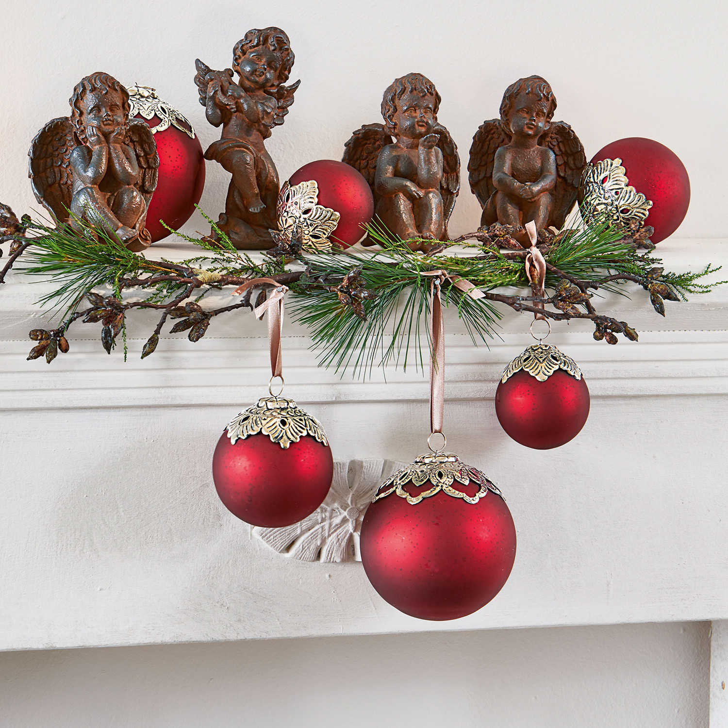 Weihnachtsschmuck 6er Set Valyn Weihnachtsdekoration mit roten Kugeln und braunen Engeln auf weissem Kaminsims