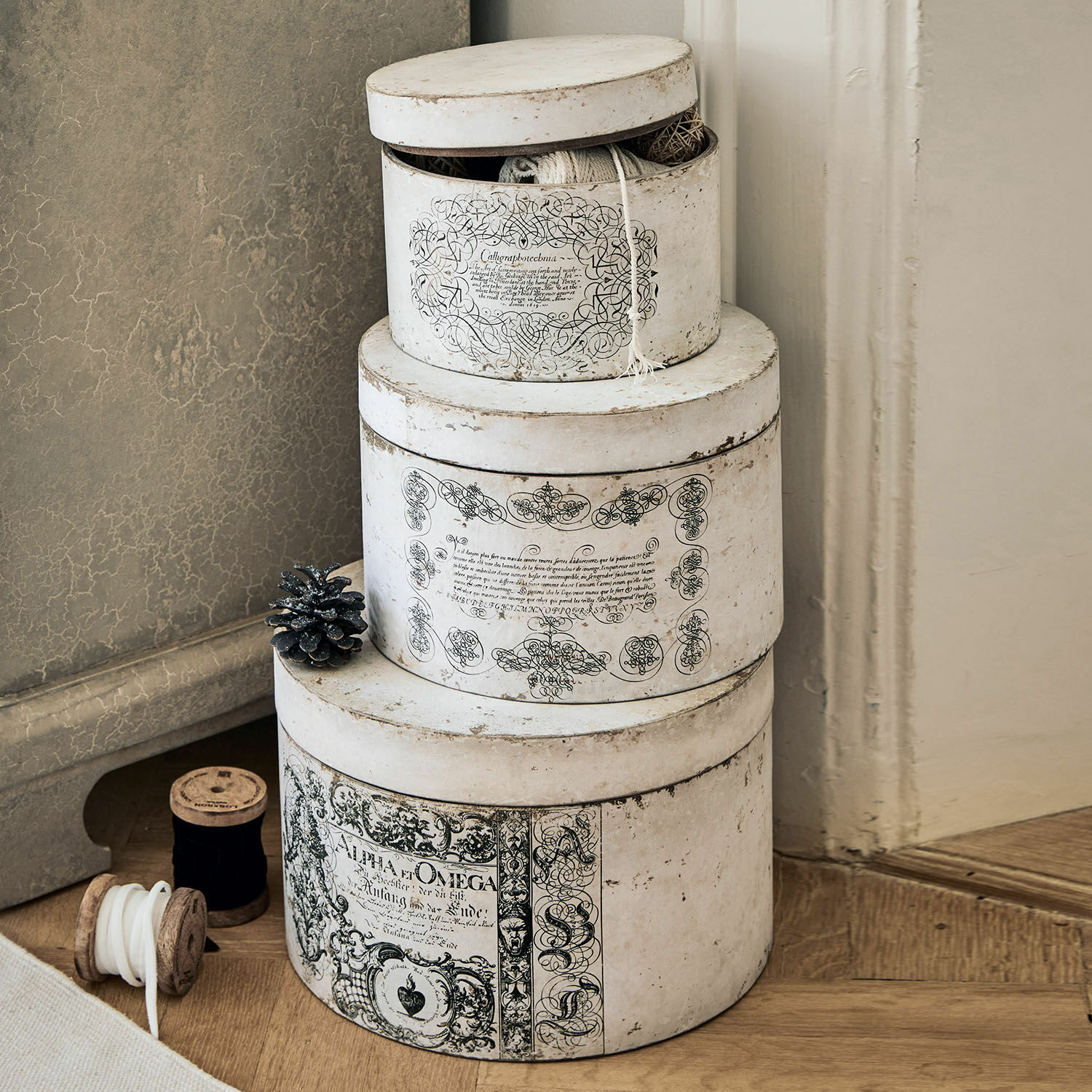 Box 3er Set Willma Drei runde weisse Vintage-Dekorationsboxen mit schwarzen Ornamenten im Shabby-Chic-Stil
