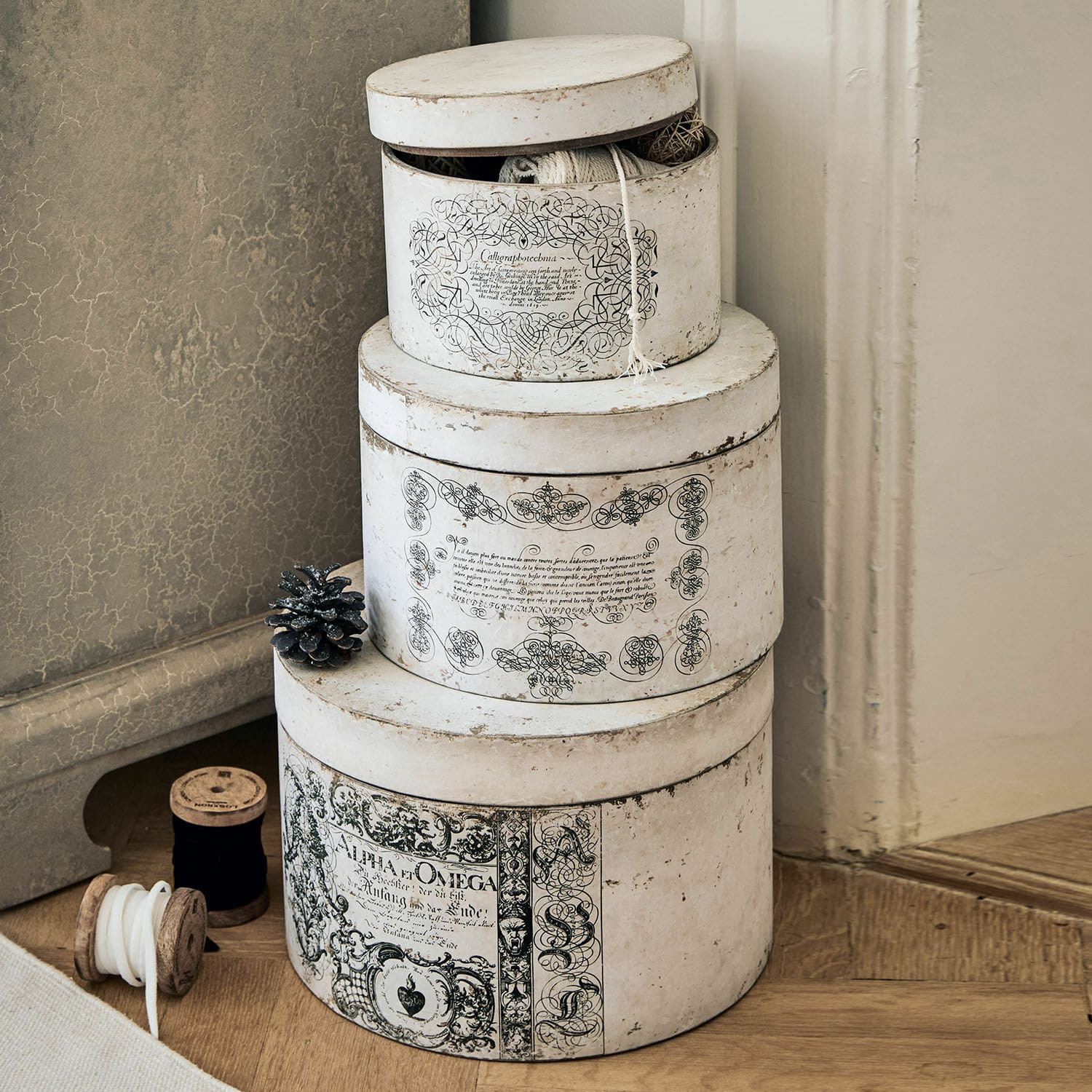 Box 3er Set Willma Drei runde weisse Vintage-Dekorationsboxen mit schwarzen Ornamenten im Shabby-Chic-Stil