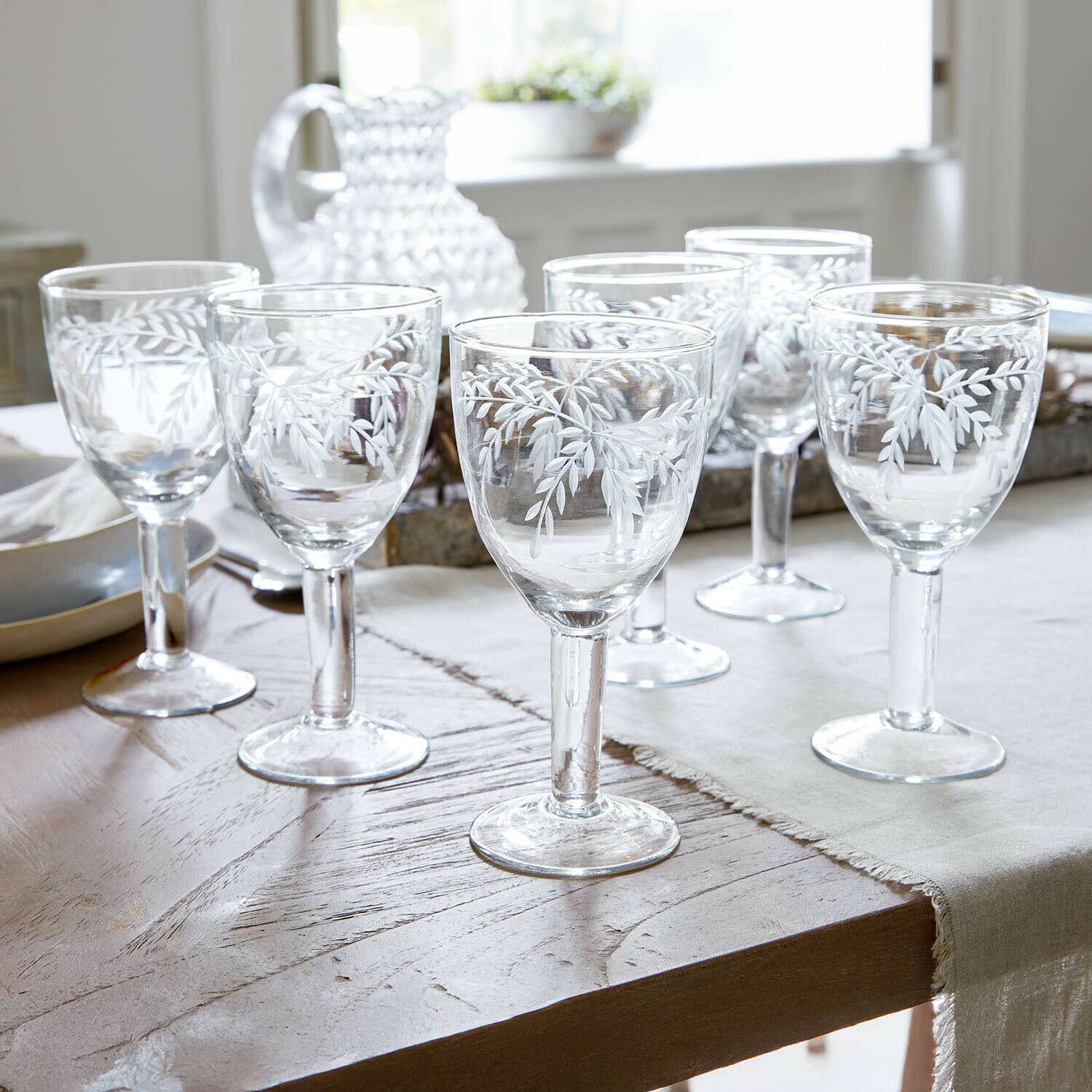 Glas 6er Set Florineau Sechsteiliges Set aus klarem Glas mit weißem Blattmuster auf Holztisch