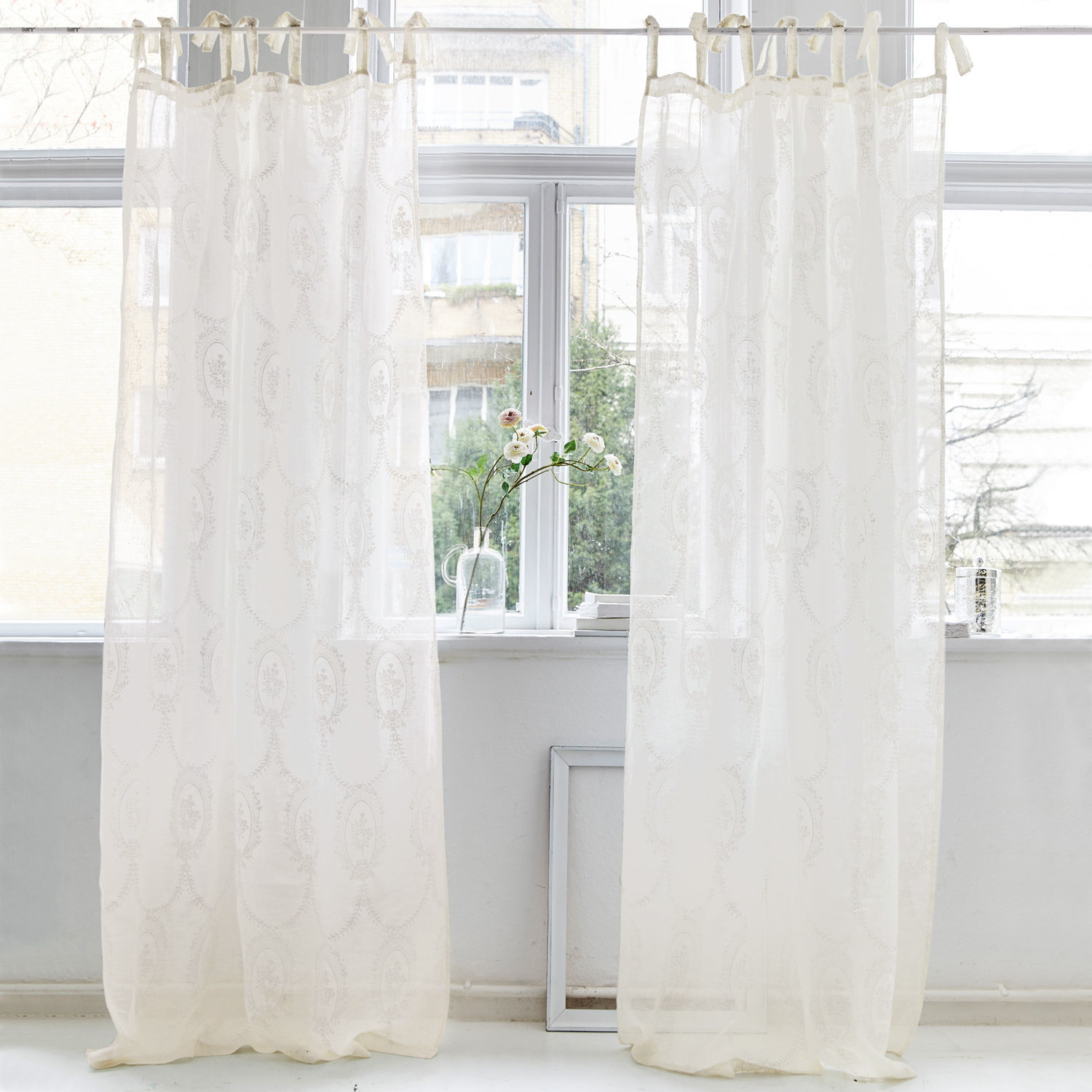 Gardine Loix Transparente weisse Vorhänge mit feinem Muster, leichte Stoffe zur Fenstergestaltung