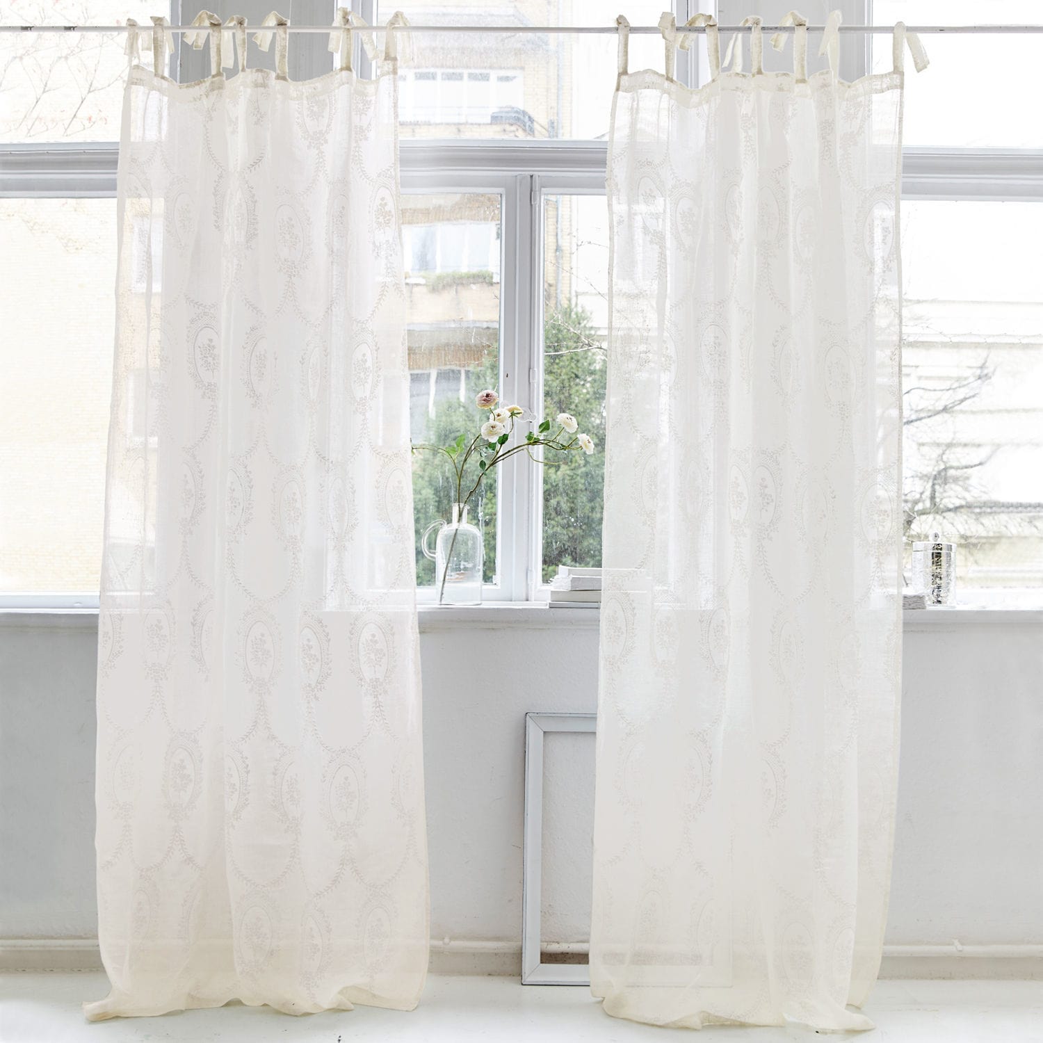 Gardine Loix Transparente weisse Vorhänge mit feinem Muster, leichte Stoffe zur Fenstergestaltung