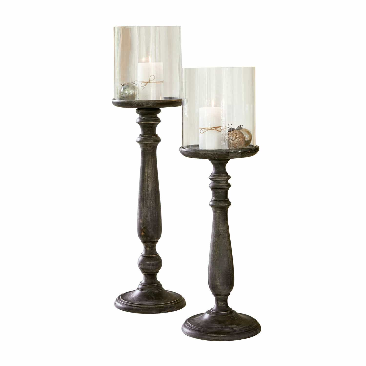 Kerzenständer 2er Set Reville Zwei hohe Kerzenhalter aus dunklem Holz mit transparenten Glasaufsätzen und weissen Kerzen