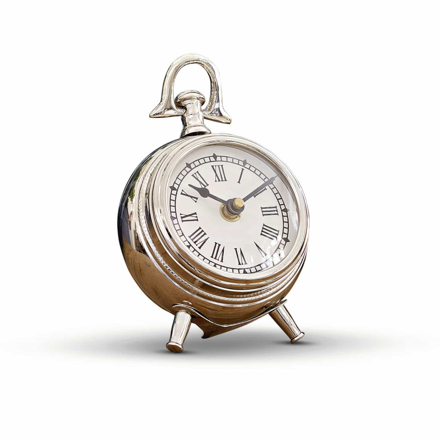 Uhr Coraten Silberfarbene Metall-Tischuhr mit römischen Ziffern und zwei Beinen auf weissem Hintergrund