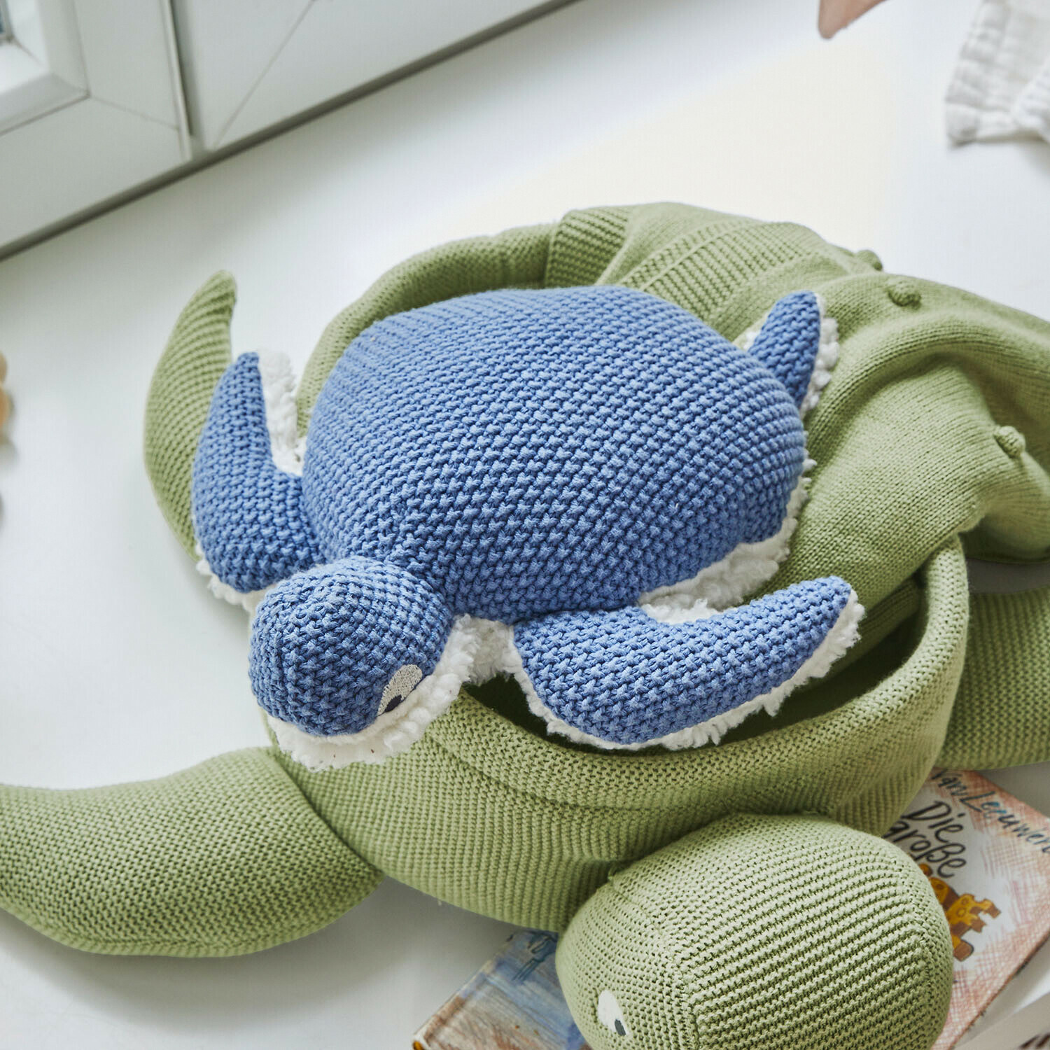 Stofftier Lomencia Weiches gestricktes Schildkröten-Spielzeug aus grünem und blauem Baumwollgarn, ideal fürs Kinderzimmer