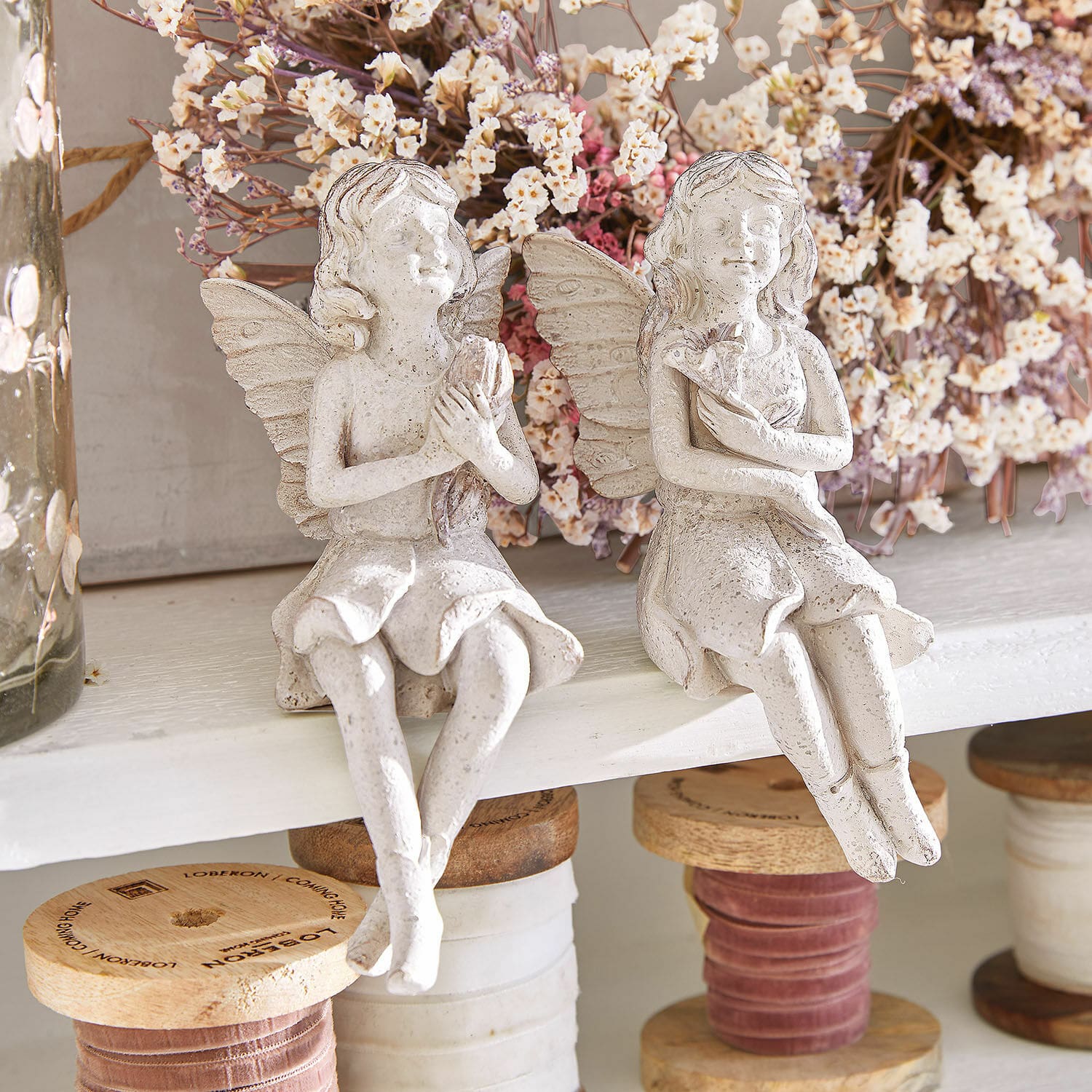 Figur 2er Set Zafarin Dekorative cremefarbene Engel-Figuren aus Material auf Regal mit Blumen und Garnspulen