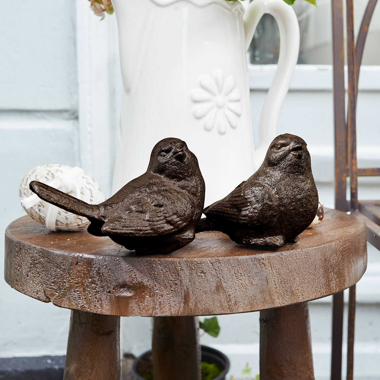 Deko-Vogel 2er Set Birdy Dekorative Vögel aus dunklem Gusseisen auf einem Holztisch für Innen- und Gartendekoration