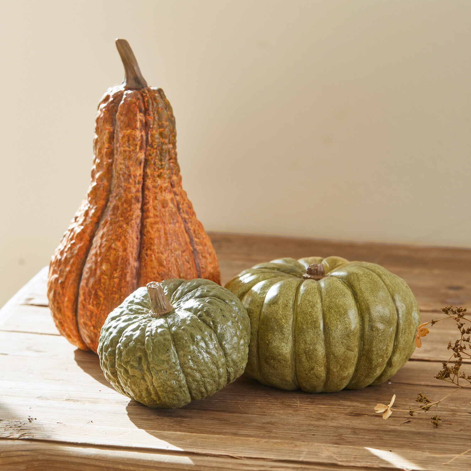 Deko-Kürbis 3er Set Raliven Dekorative grüne und orange Kürbisse auf Holztisch, herbstliche Dekoration