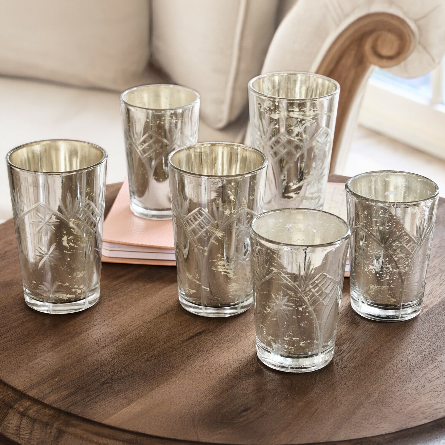 Teelichthalter 6er Set Latona Set mit sechs gravierten Glas-Teelichthaltern mit silberner Innenbeschichtung auf Holztisch