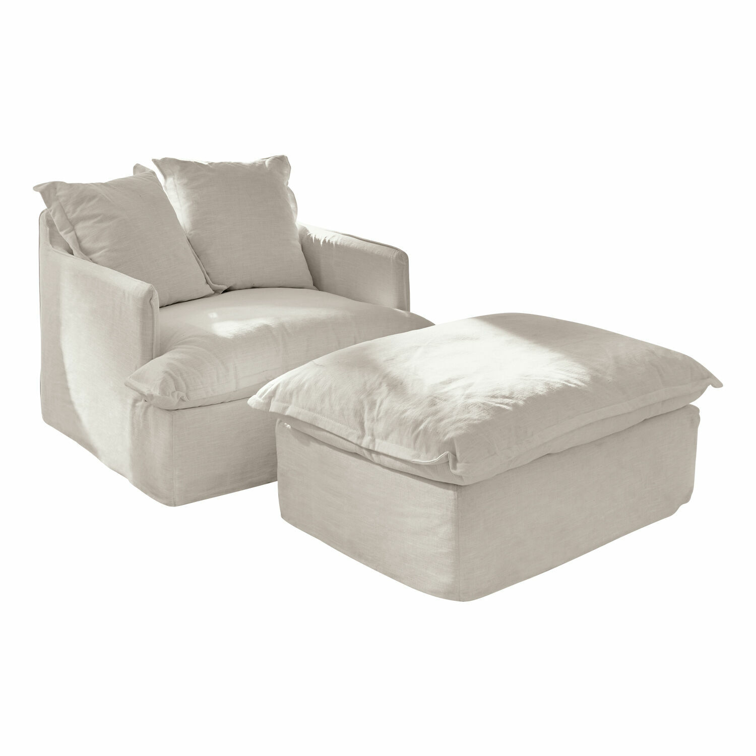 creme Cremefarbener Avignon-Sessel mit Hocker aus weichem Stoff, ideal zum Entspannen im Wohnzimmer.