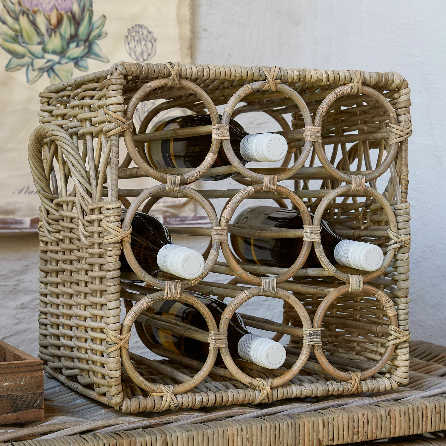 Flaschenhalter Allegretta Rustikaler Weinständer aus natürlichem Rattan für sechs Weinflaschen, handgeflochtenes Design.