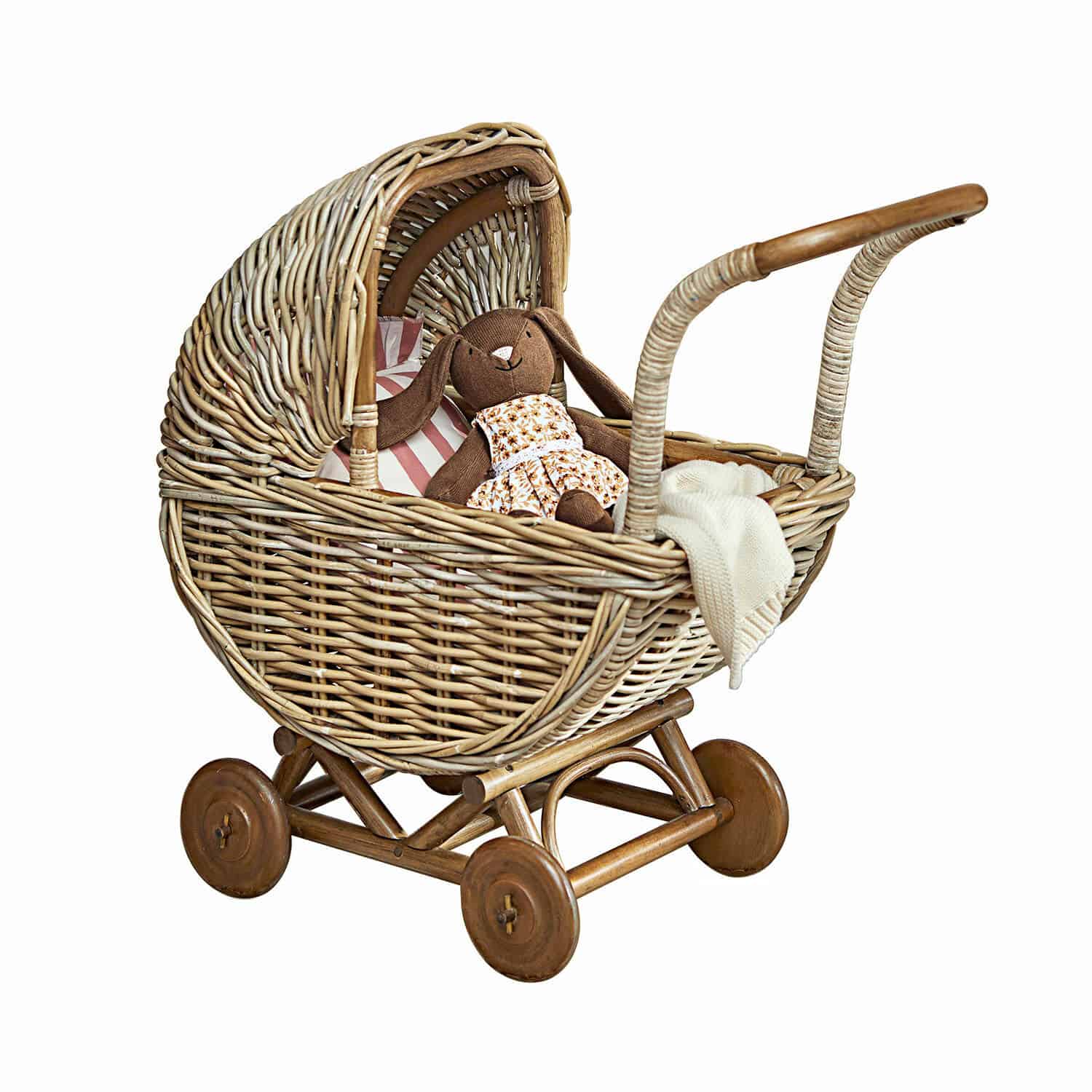 Puppenwagen Fableton Wickelwagen aus Korbgeflecht mit Holzrädern und Plüschhase im geblümten Kleid