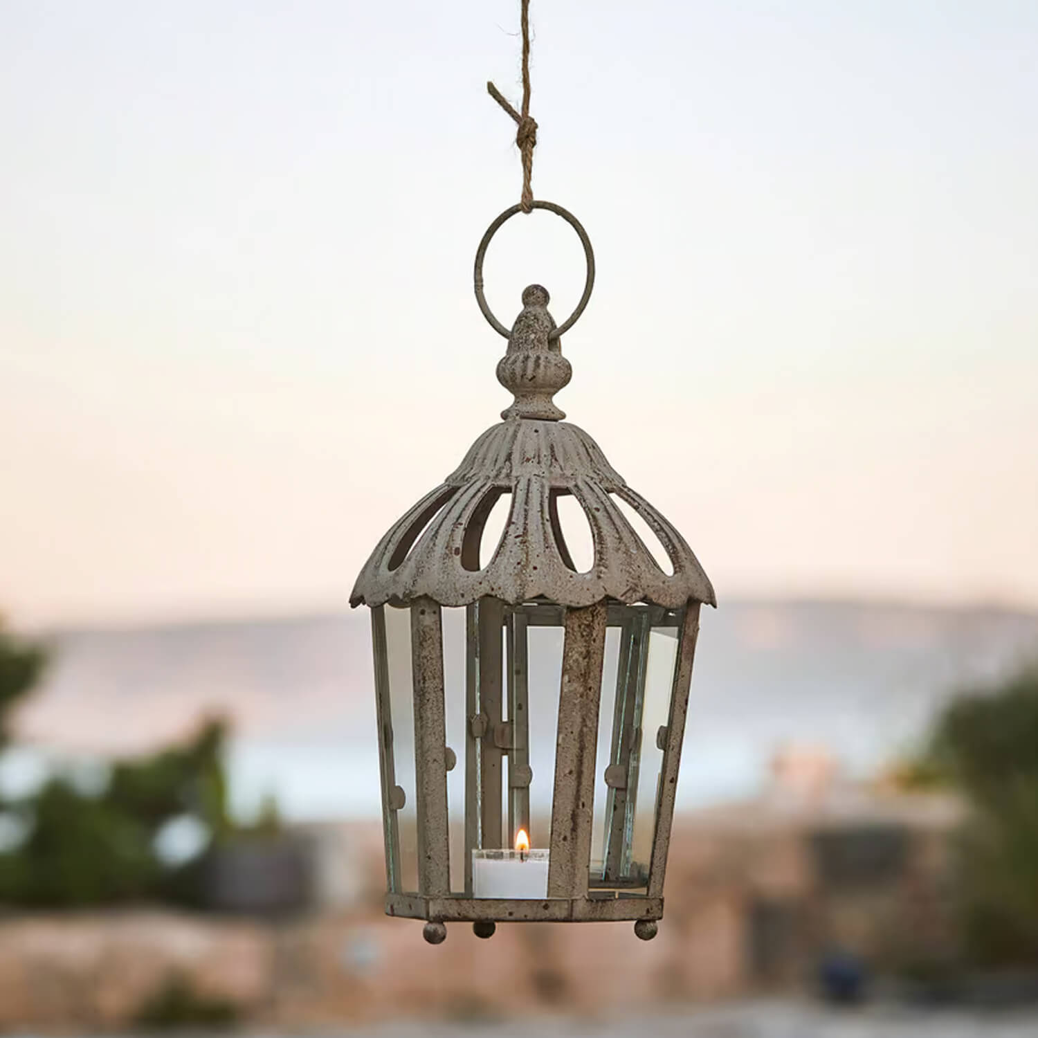 Hängende Metalllaterne im Vintage-Stil in verwittertem Weiss mit Glas und Platz für Kerze