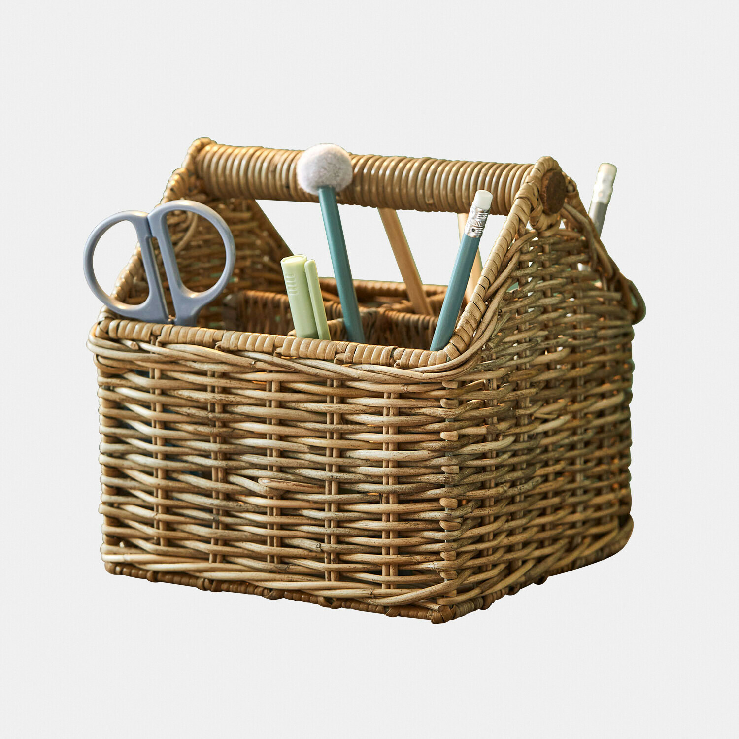 Natürlicher Rattankorb mit Fächern für Schere und Schreibutensilien