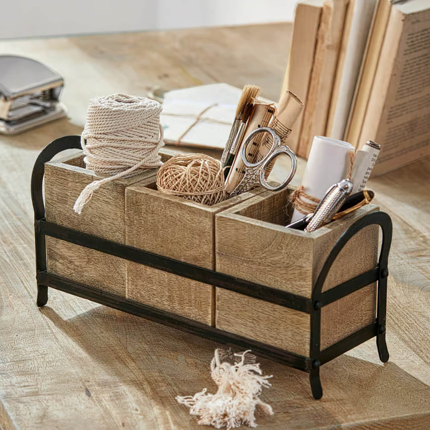 Dreiteiliger Holz-Organizer mit Metallrahmen für Schreibtisch mit Schreibutensilien und Schnüren