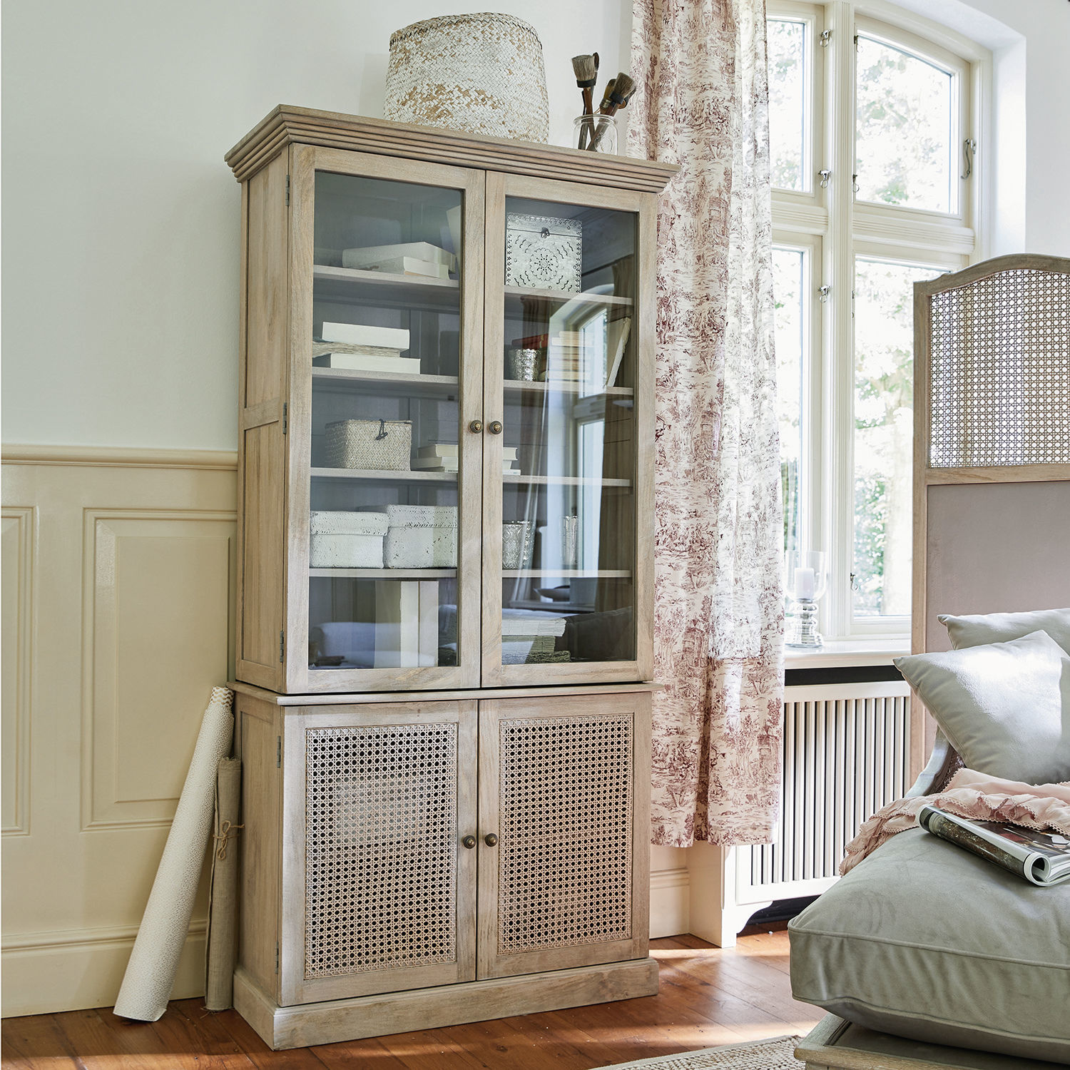 Schrank Dronne Helle Holzvitrine mit Glastüren und geflochtenen Türen für ein stilvolles Wohnzimmer