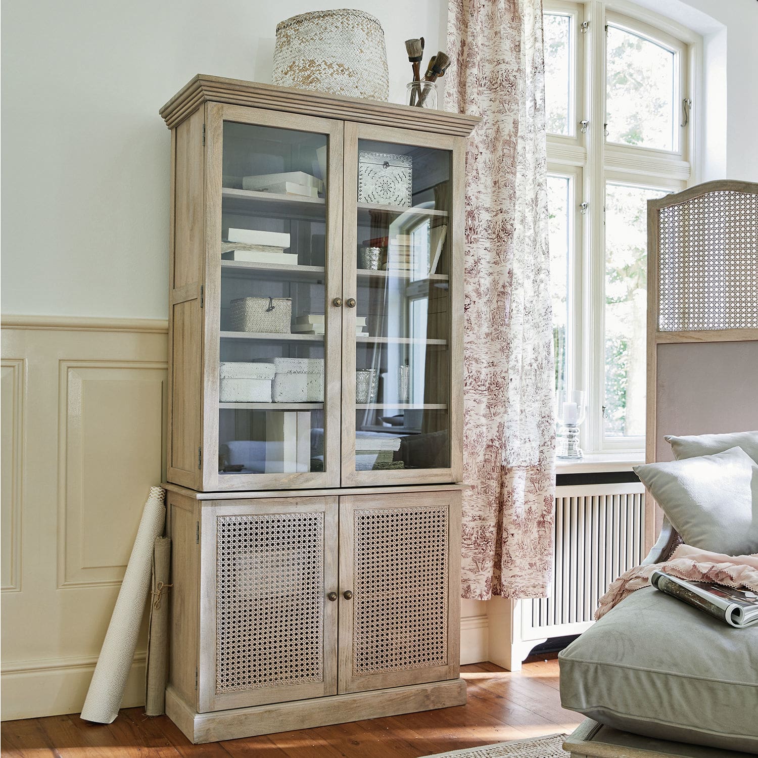 Schrank Dronne Helle Holzvitrine mit Glastüren und geflochtenen Türen für ein stilvolles Wohnzimmer