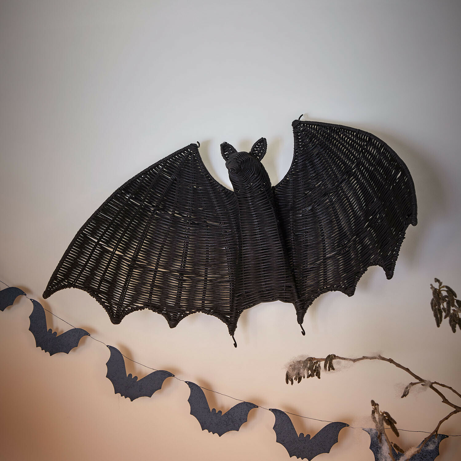 Wanddekoration Fledermaus aus schwarzem Rattan, Halloween-Deko für Innenräume