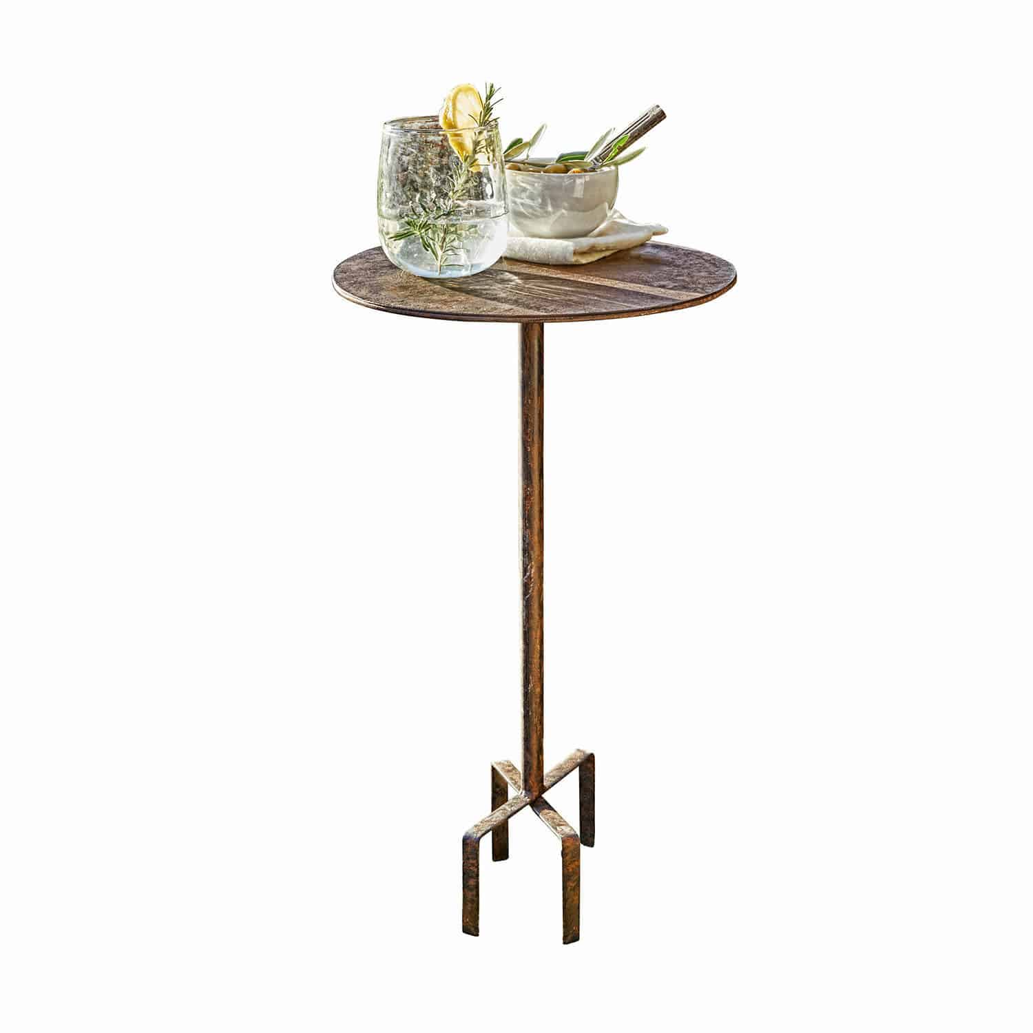 Tischchen Fermont Beistelltisch aus rostfarbenem Metall mit rundem Tischblatt, ideal für Wohnzimmer oder Terrasse.