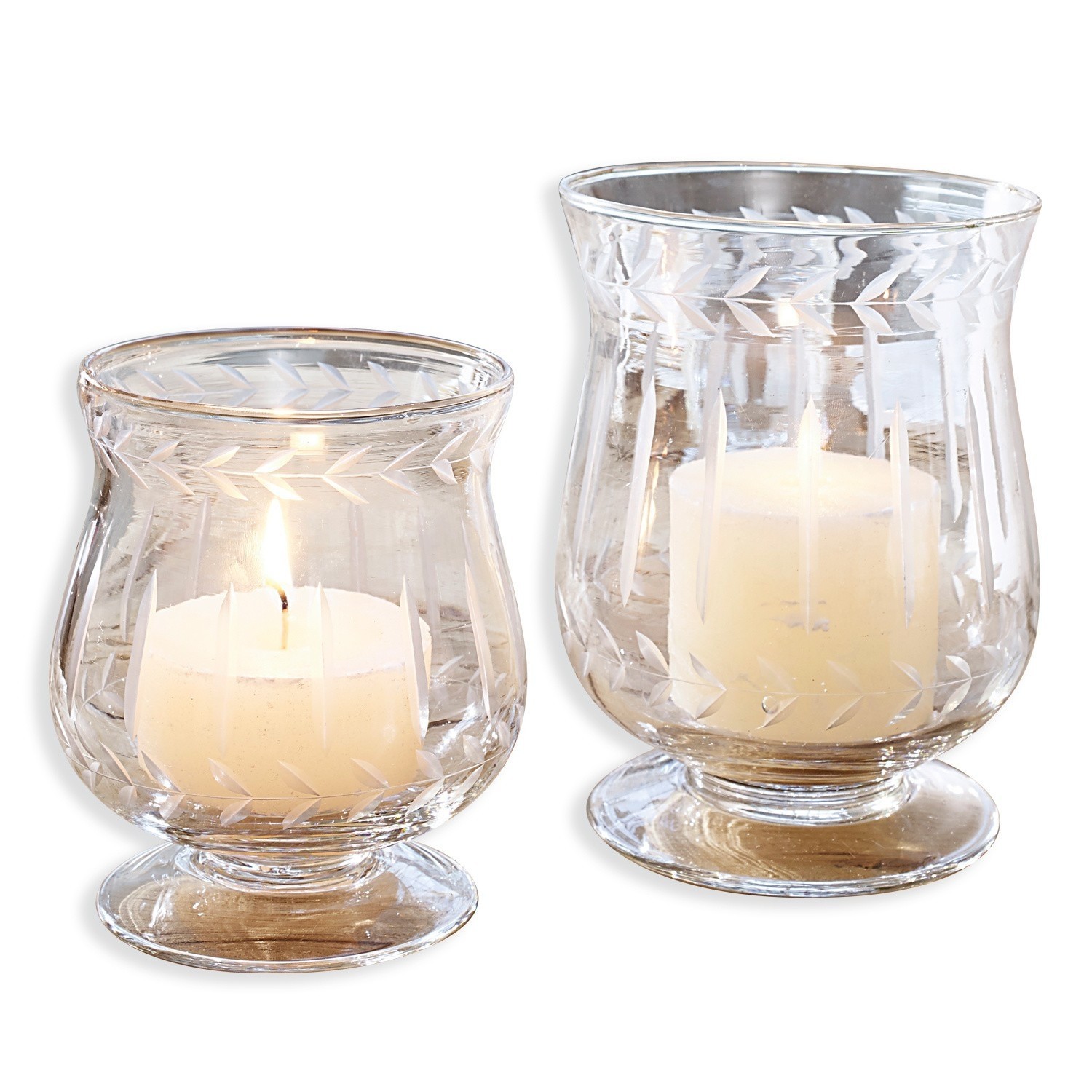 Windlicht 2er Set Moon Zwei transparente Glaswindlichter mit graviertem Blattmuster und weissen Kerzen im Inneren