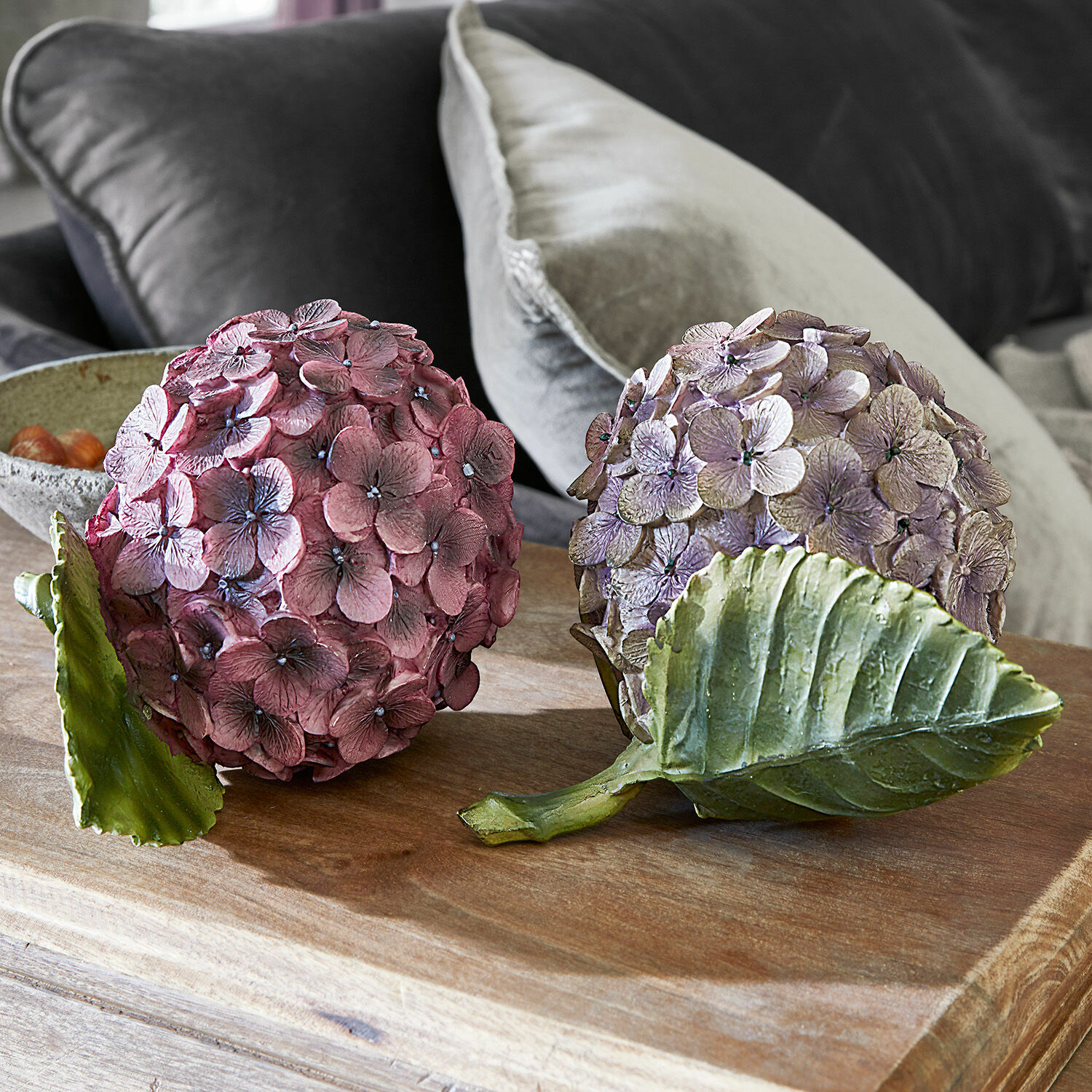 Dekoblume 2er Set Hortensie Dekorative Hortensienkugeln in Rosa und Violett mit grünen Blättern auf Holztisch als Dekoration