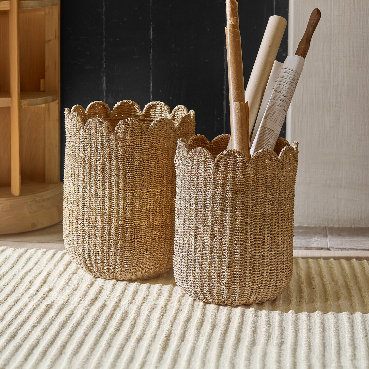 Korb 2er Set Velourette Zwei beige geflochtene Körbe mit wellenförmigem Rand aus Naturmaterial für stilvolle Aufbewahrung.
