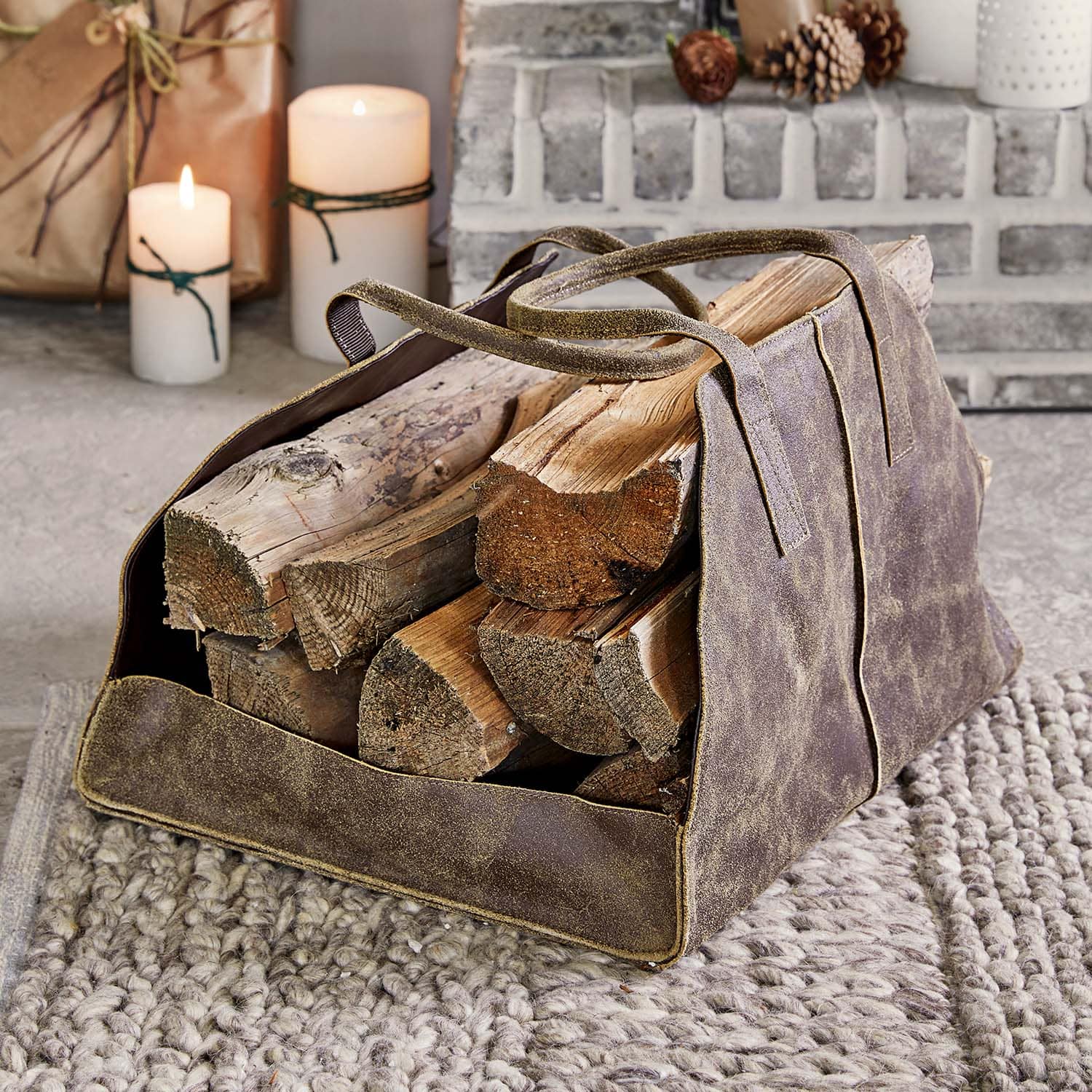 Braune Wildledertasche zum Tragen von Holz auf grauem Teppich vor dem Kamin