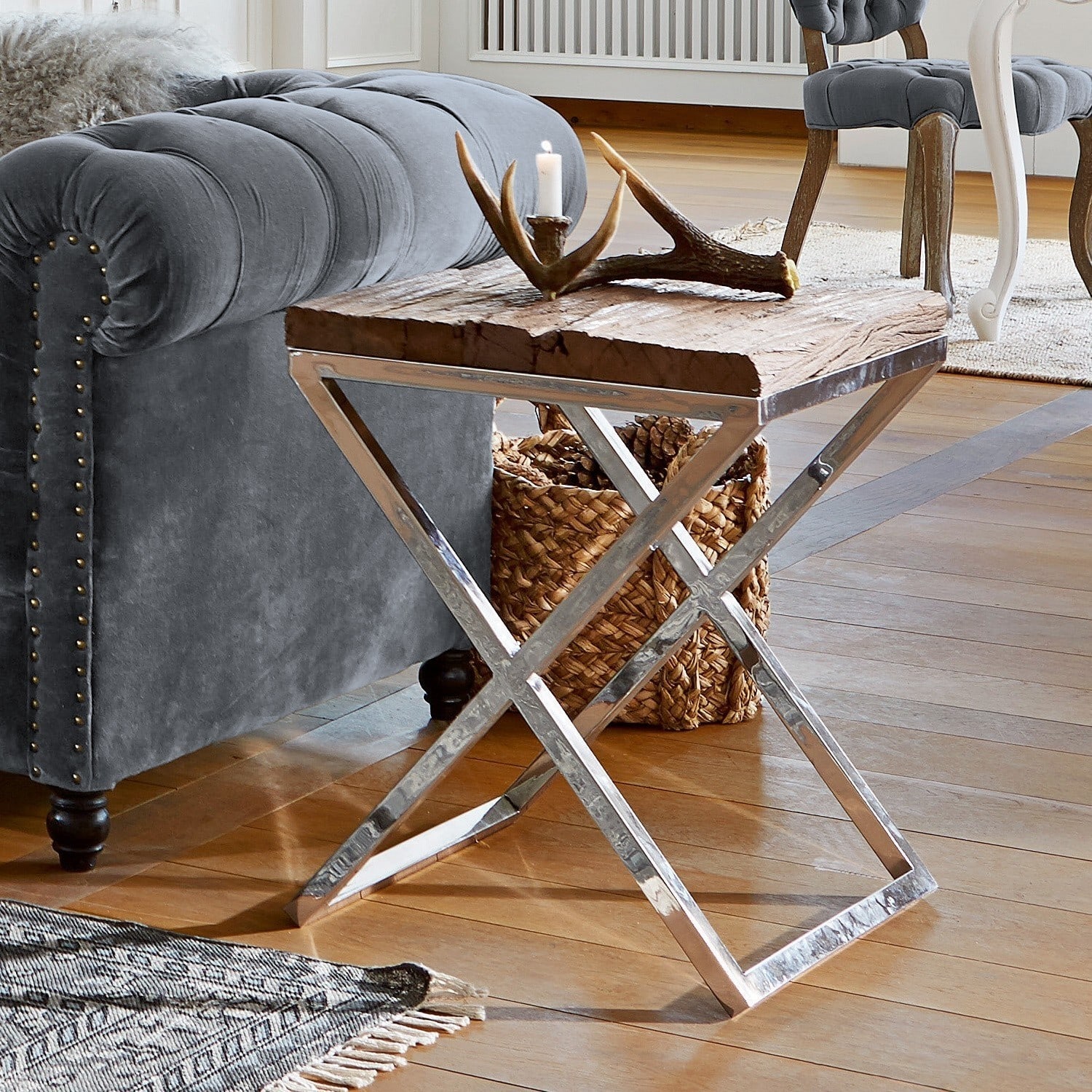 Beistelltisch Willis Beistelltisch mit Holzplatte und Metallgestell im modernen Wohnzimmer mit grauem Sofa