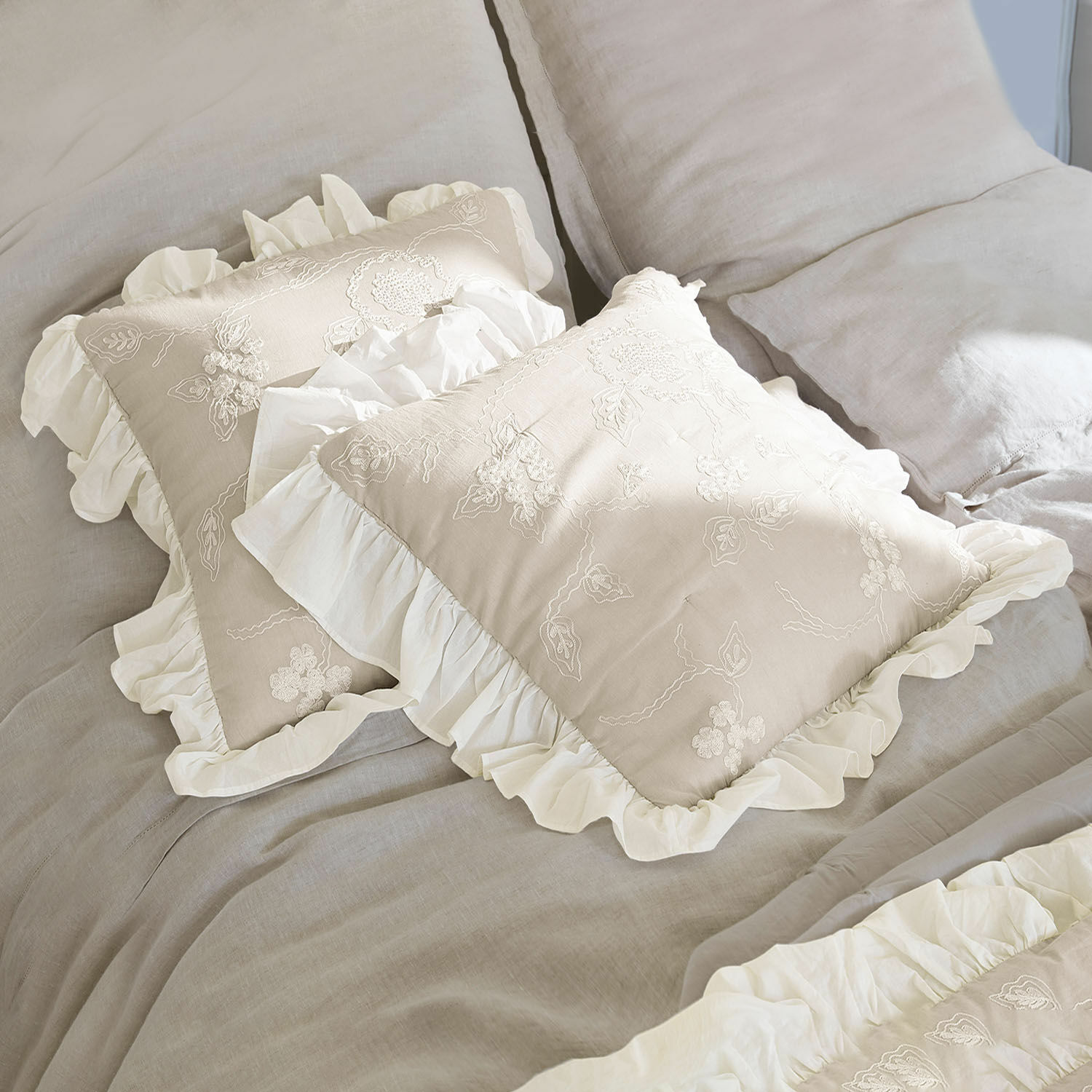 Kissenhülle 2er Set Clarissa Beige Leinen-Kissenhülle mit weissem Volant und Stickerei, Schlafzimmerdekoration