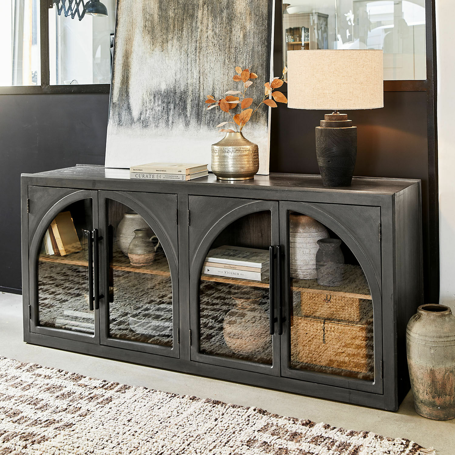 Sideboard Chaloraine Schwarzes Holzsideboard mit Glastüren und Vintage-Dekor für ein stilvolles Wohnzimmer