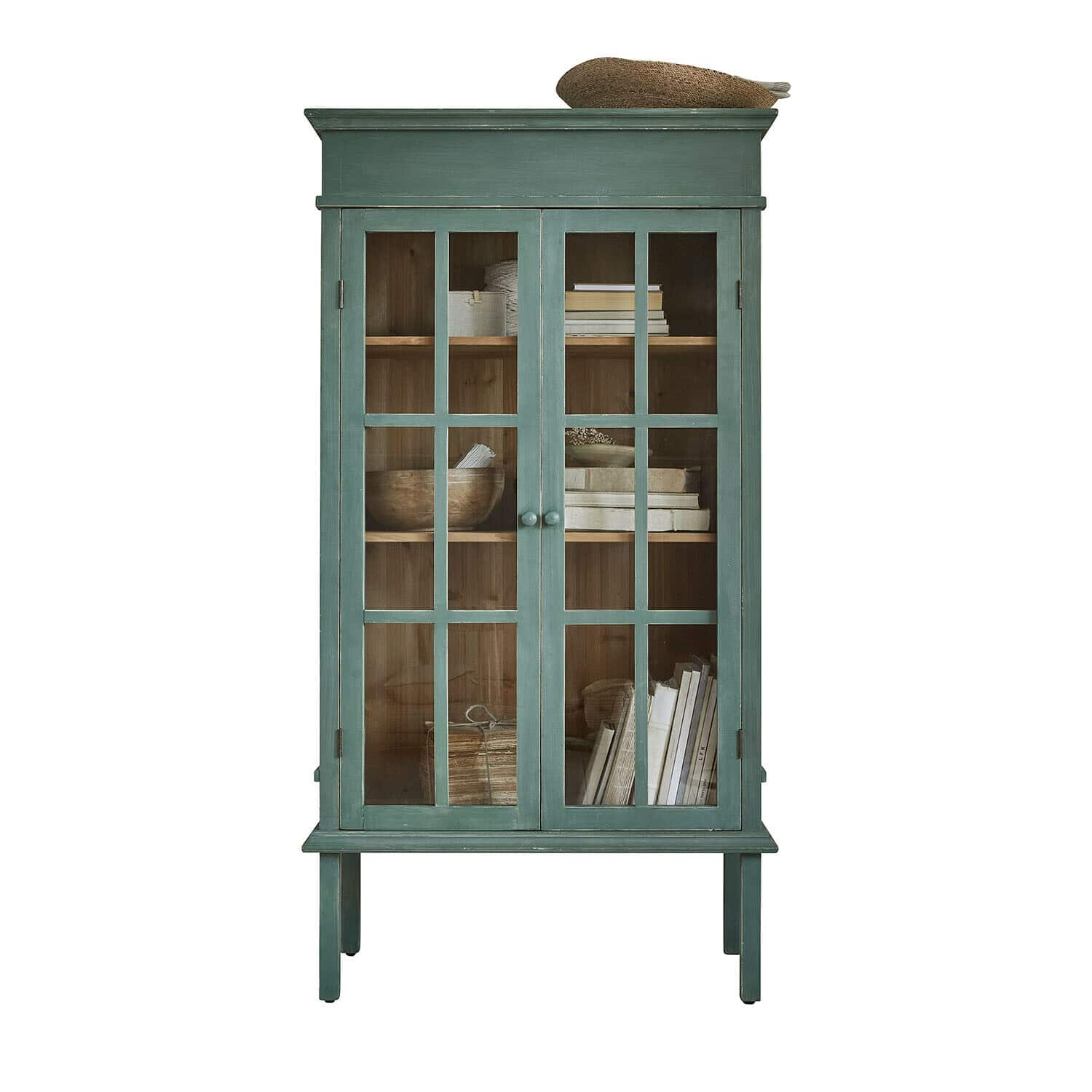 Schrank Faymere Grüner Holzvitrinenschrank mit Glastüren und Regalen mit Büchern und Dekorationen