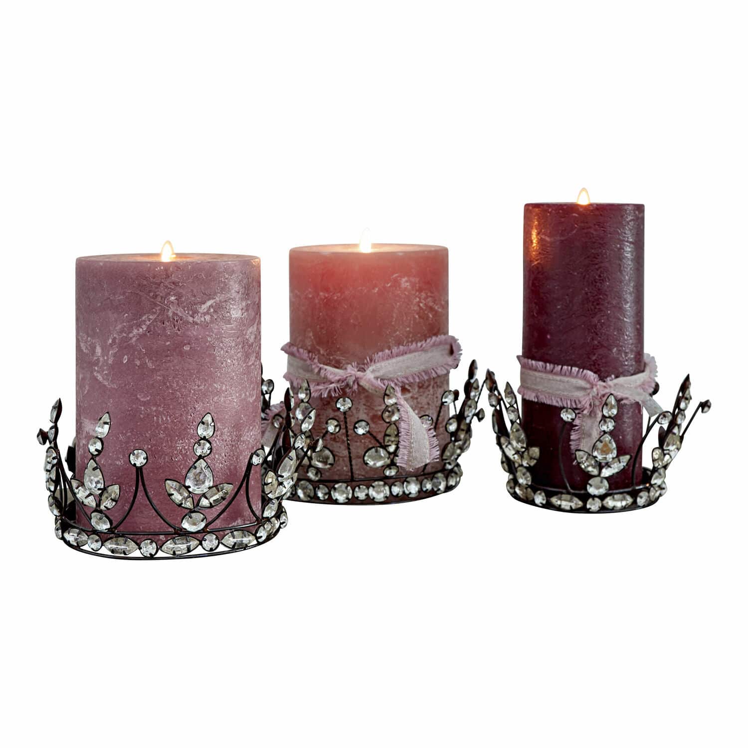 Deko-Krone 3er Set Bigas Drei rosa Dekokerzen mit Metallverzierung und Kristallen auf weissem Hintergrund
