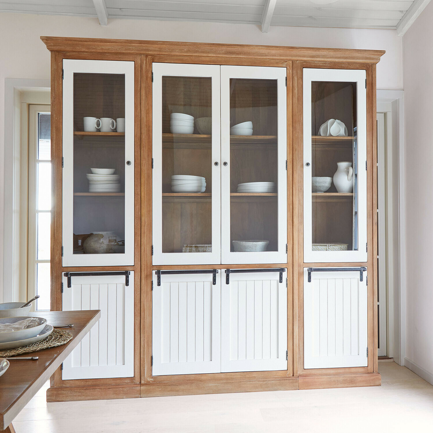 Schrank Isaverny Großer Holzvitrinenschrank mit weissen Türen und Glaseinsätzen, Aufbewahrungsmöbel für Geschirr